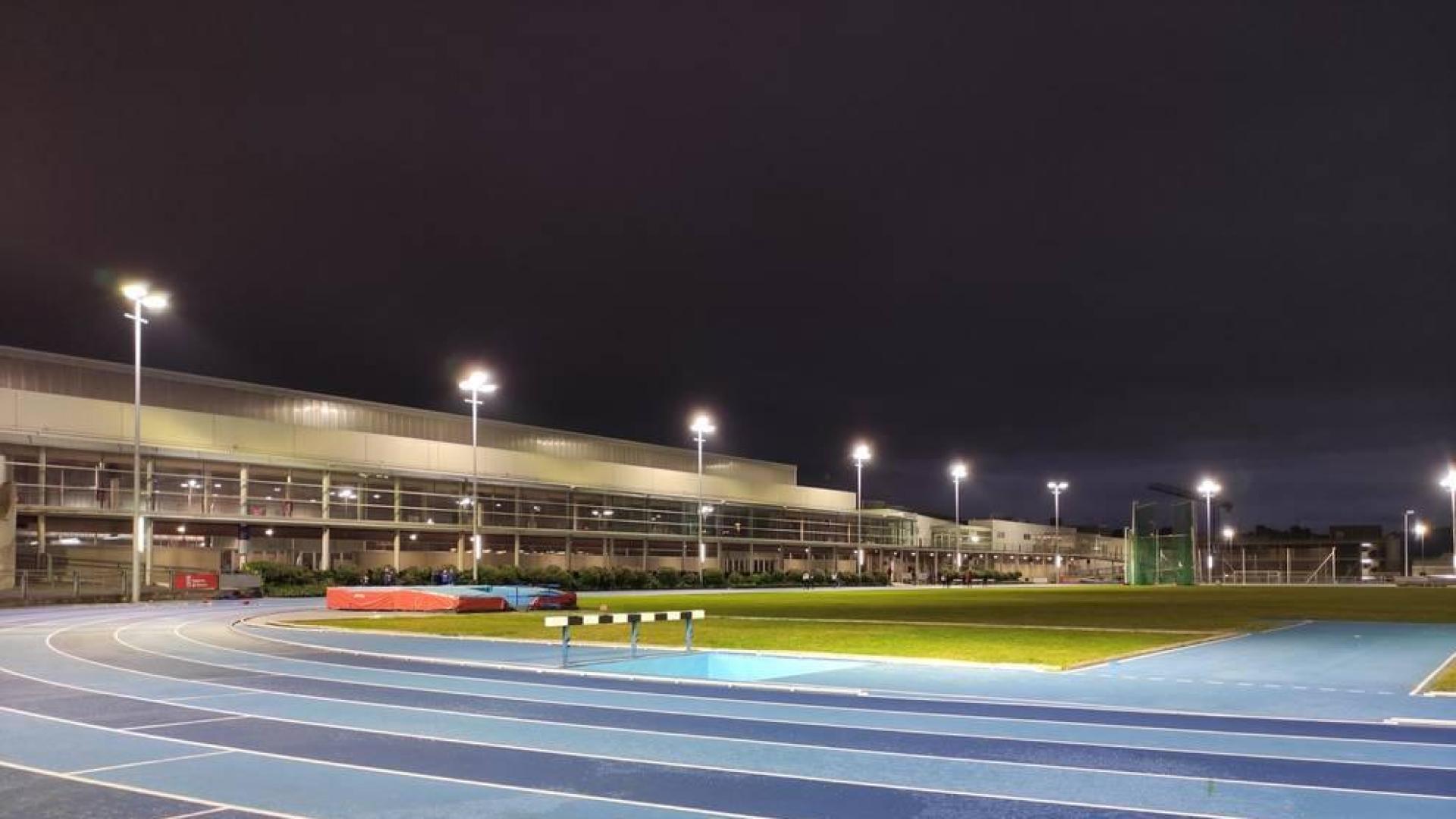 El pabellón de Larrabide estrena cubierta renovada y la pista de atletismo, nueva iluminación