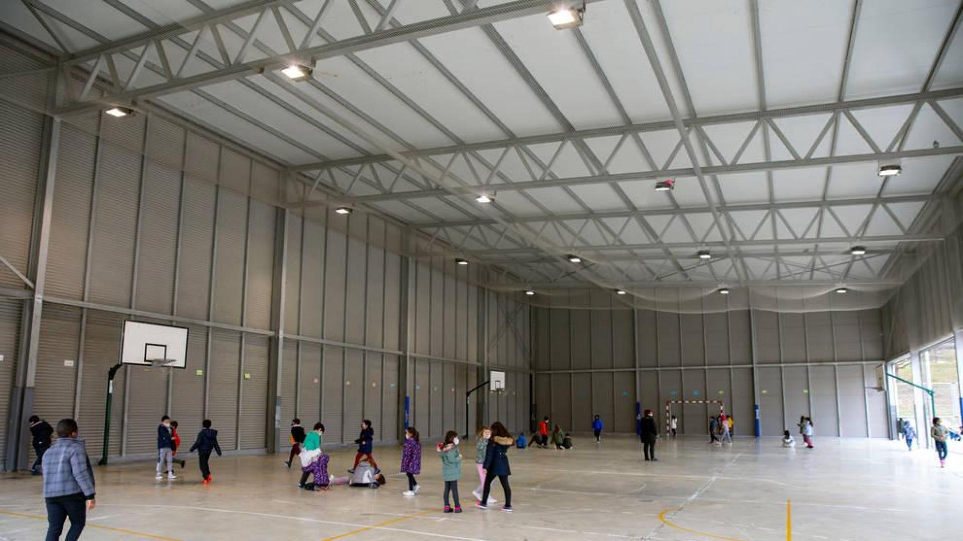 Los patios de 24 colegios públicos se blindan con redes contra las palomas
