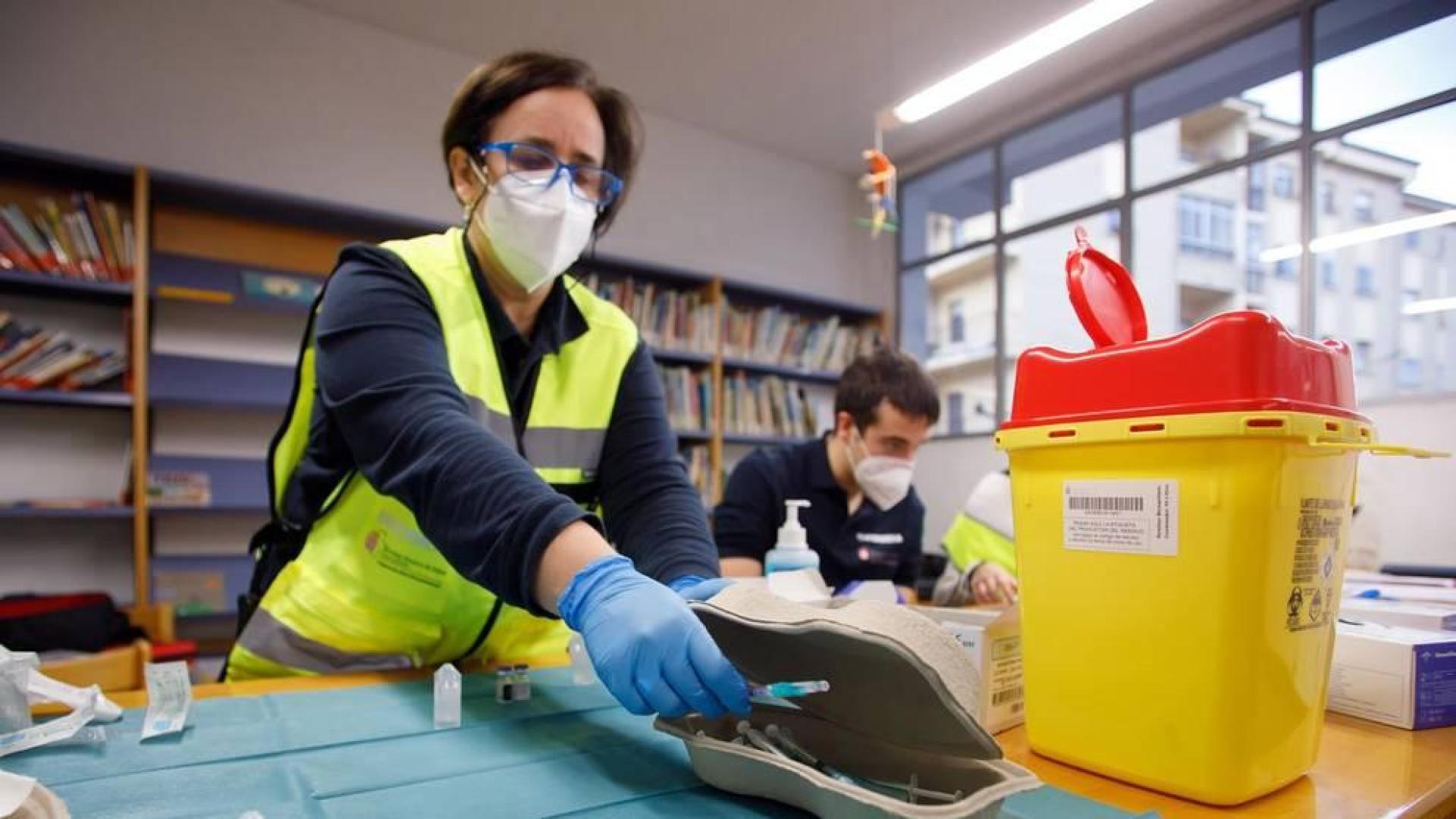 Navarra comienza la vacunación a los profesionales sanitarios y a grandes dependientes en Etxarri-Aranatz y Alsasua.