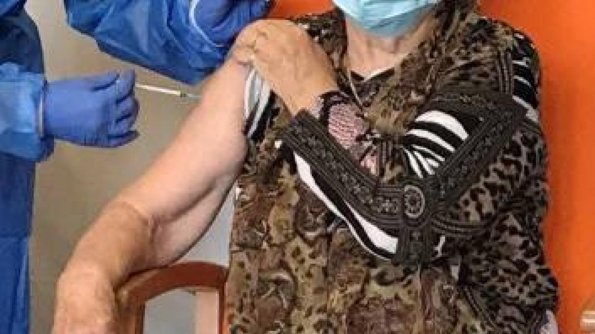 Una persona recibe la segunda dosis de la vacuna.