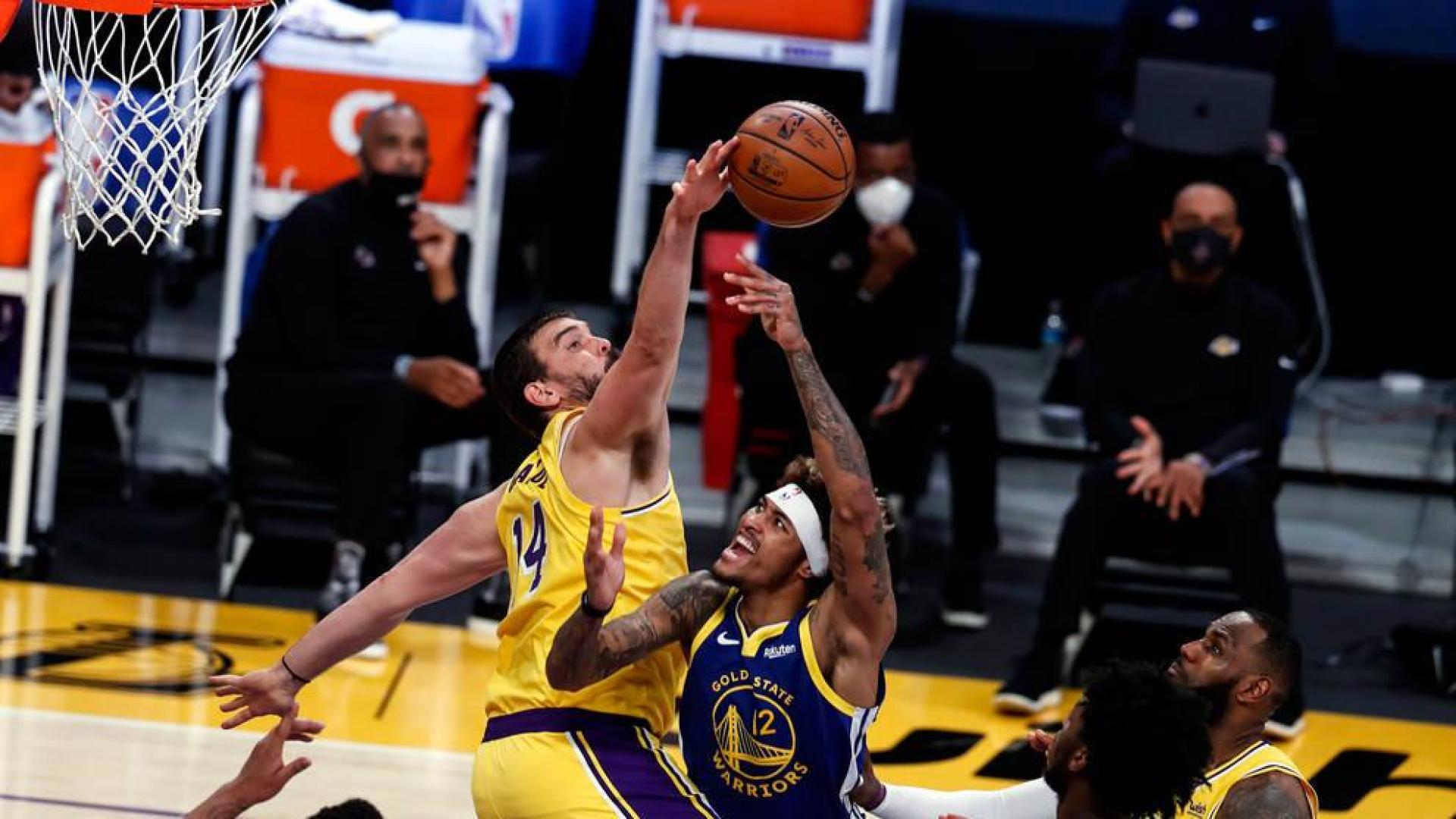 Gasol impide el lanzamiento de Kelly Oubre Jr.