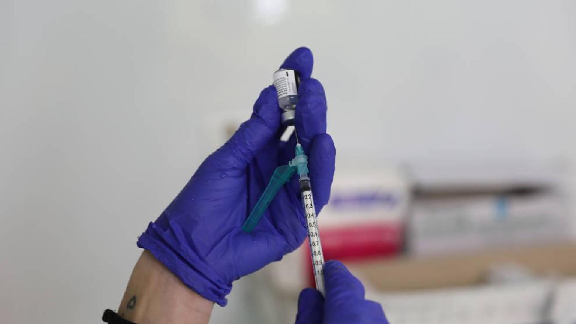 Dimiten los directores de dos hospitales vizcaínos por recibir la vacuna antes de que les tocara
