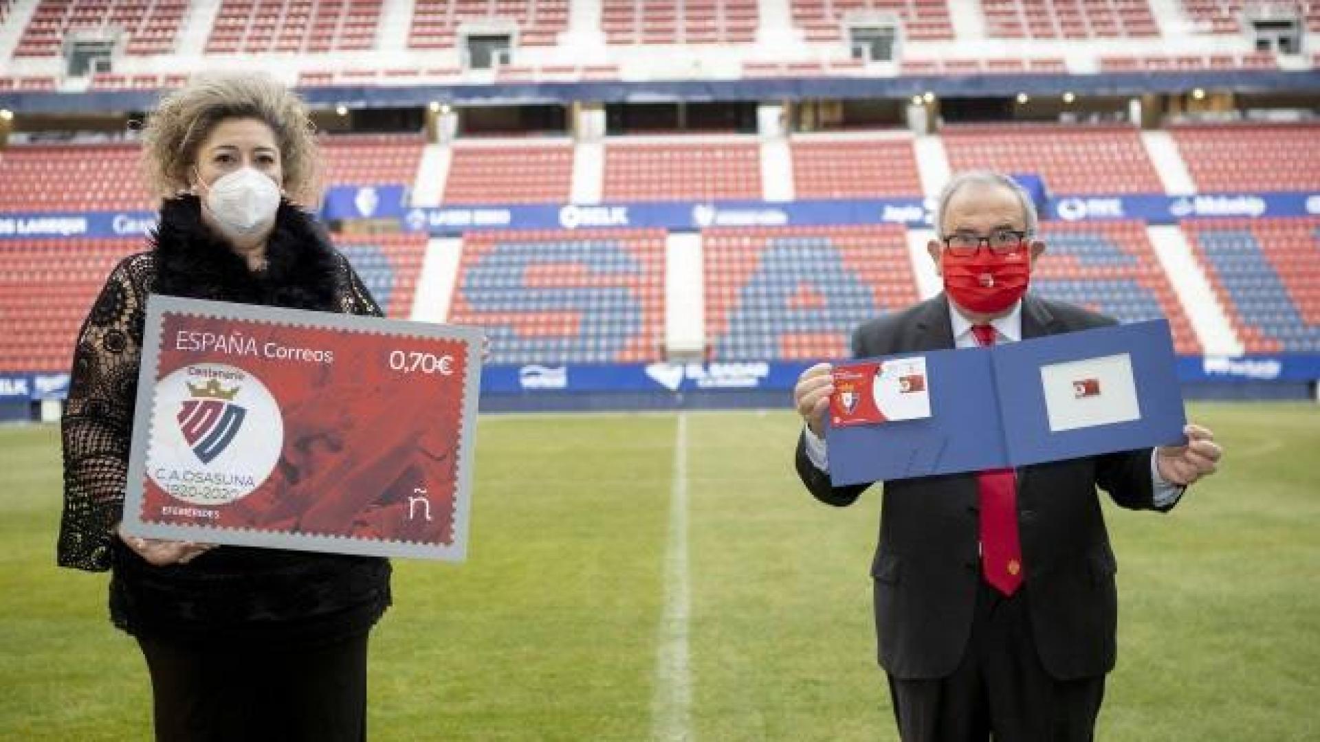 Osasuna lanza junto a Correos un sello conmemorativo del Centenario