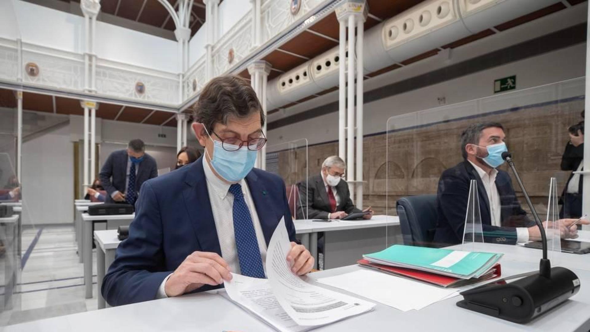El consejero de Salud de Murcia presenta su renuncia tras su polémica vacunación