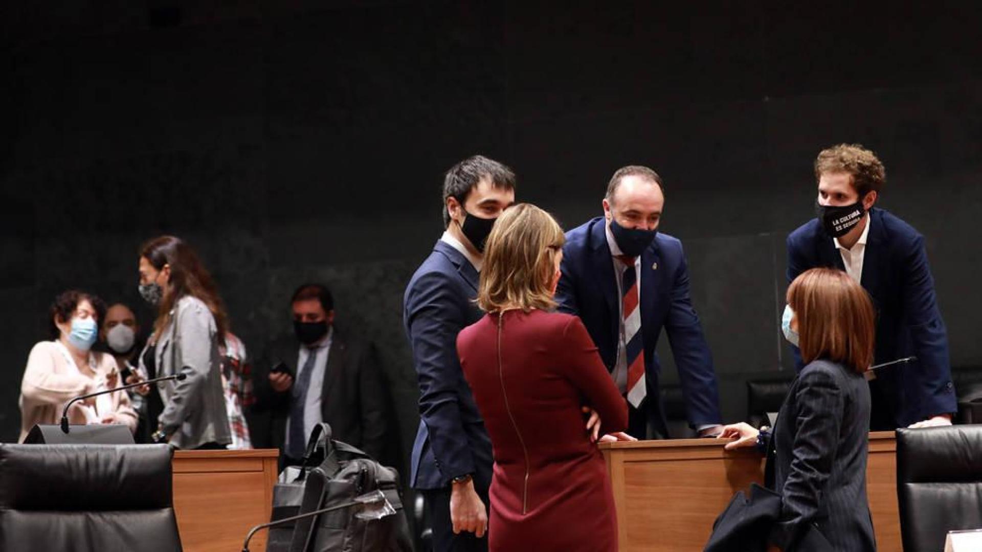 El Parlamento pide al Gobierno que impida las comisiones bancarias a clientes con pocos ingresos