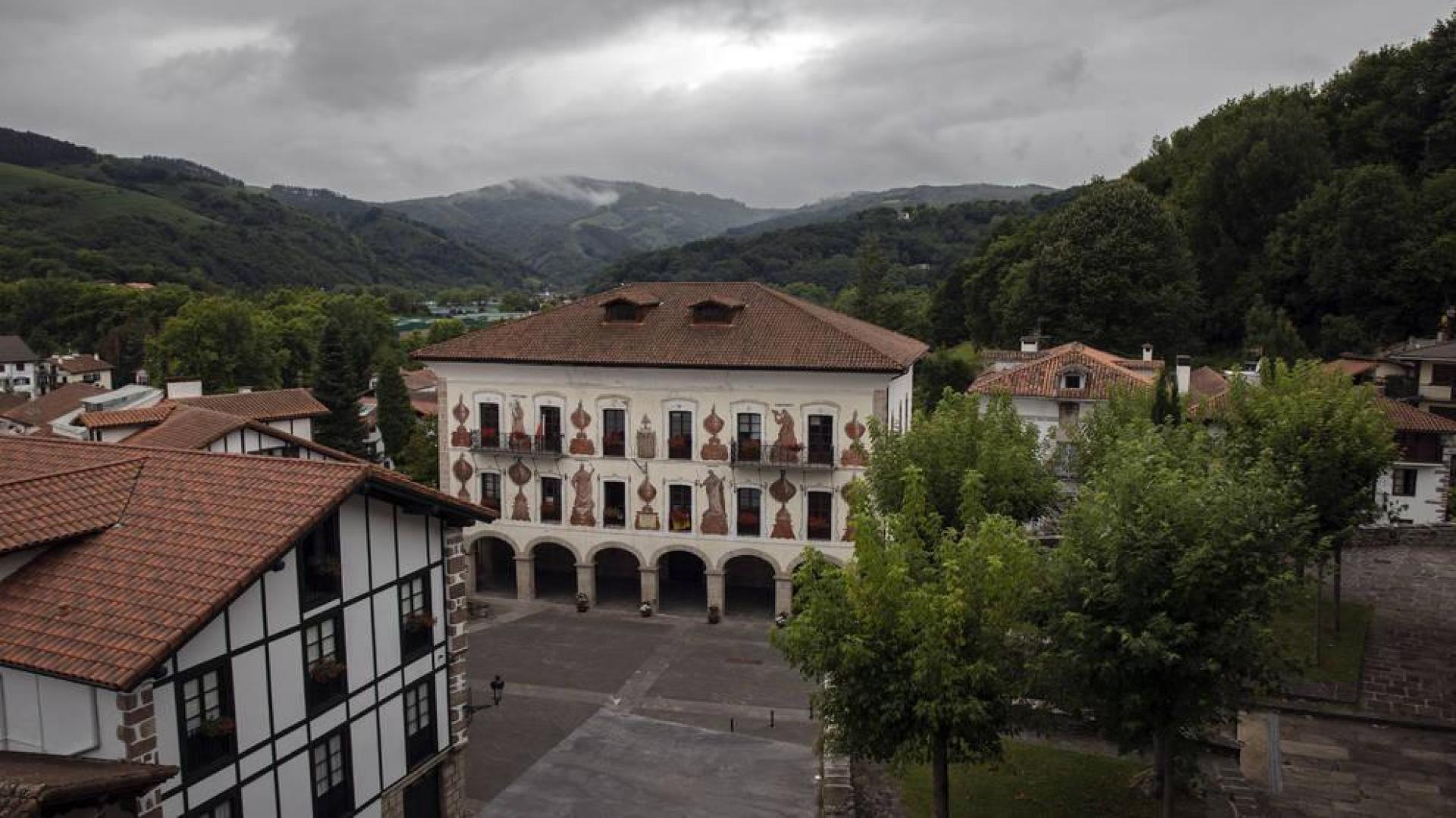 Al fondo, imagen de la Casa Consistorial de Bera.