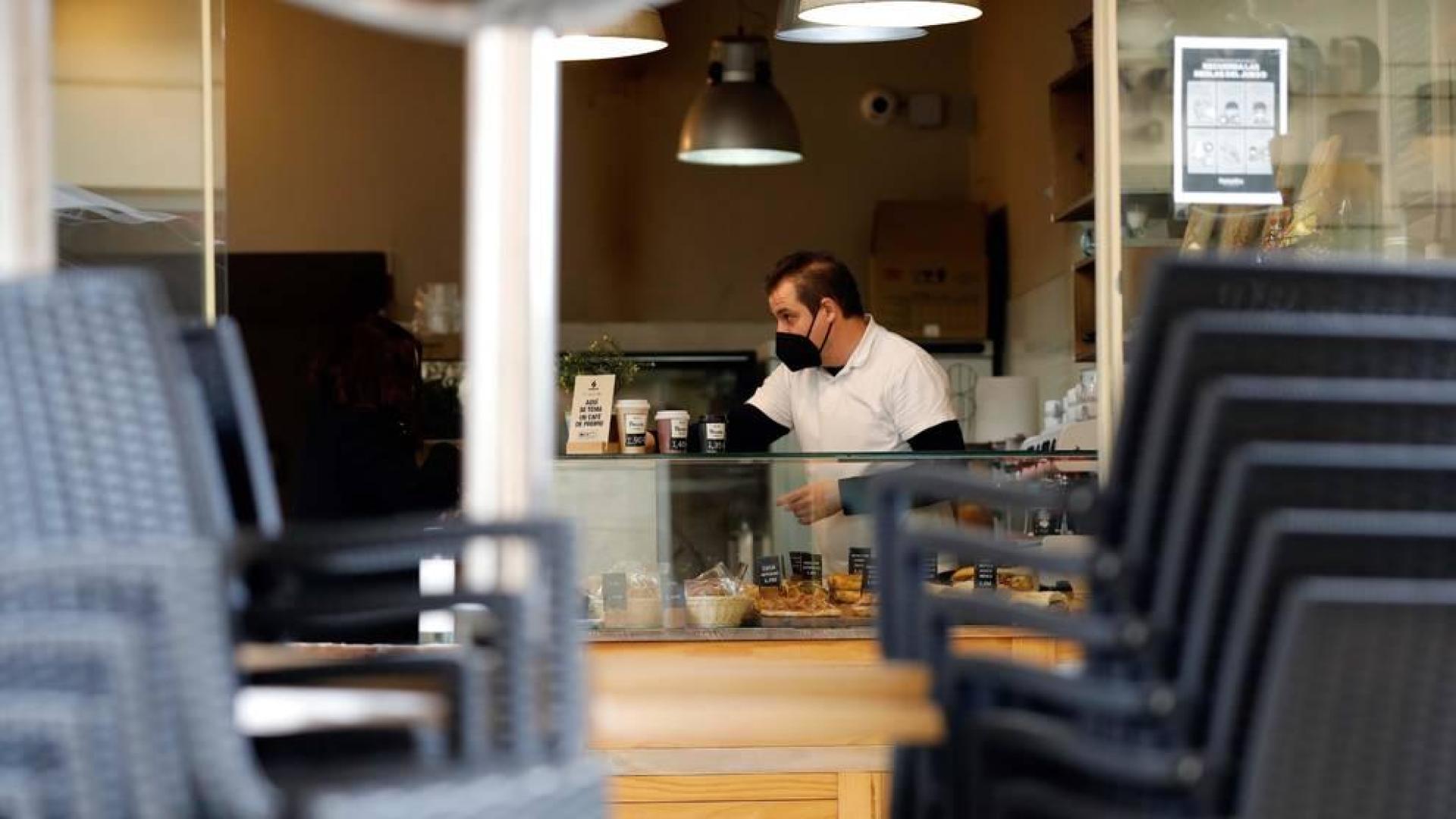 Un camarero prepara cafés para llevar (único formato permitido) en Valencia el día en el que toda la hostelería comienza la primer jornada de cierre total en la Generalitat Valenciana.
