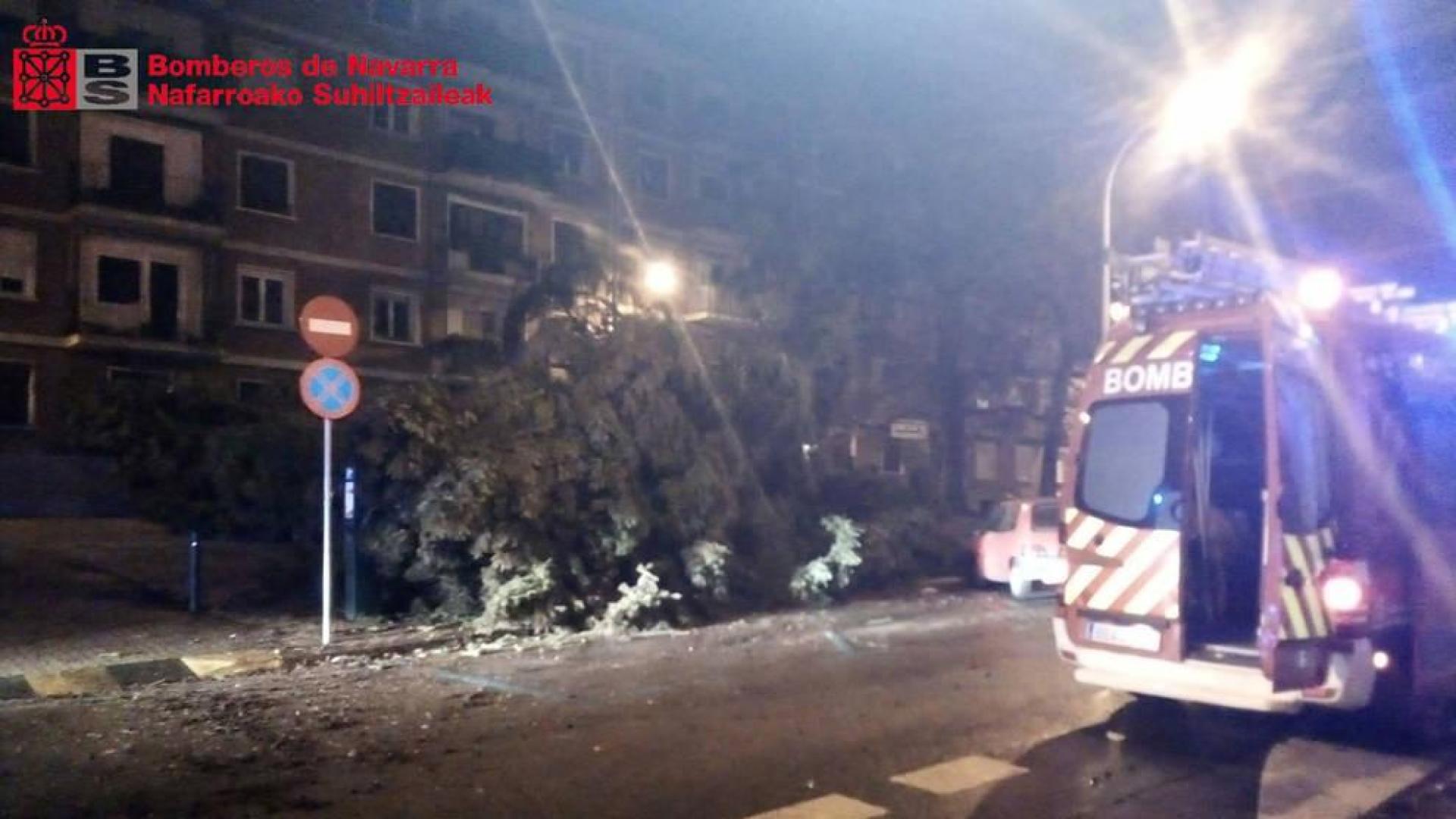 El fuerte viento obliga a la Policía Municipal y Bomberos a realizar distintas intervenciones
