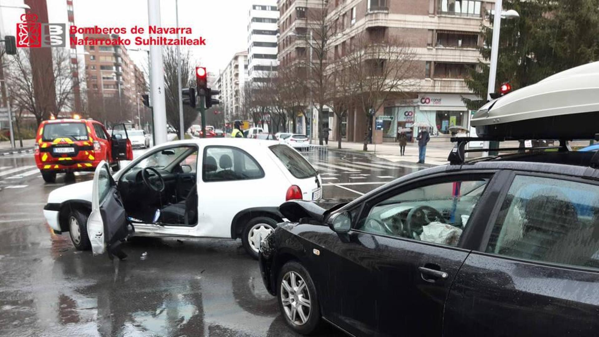 Dos trasladados al CHN tras una colisión en el cruce de Pío XII con Sancho el Fuerte
