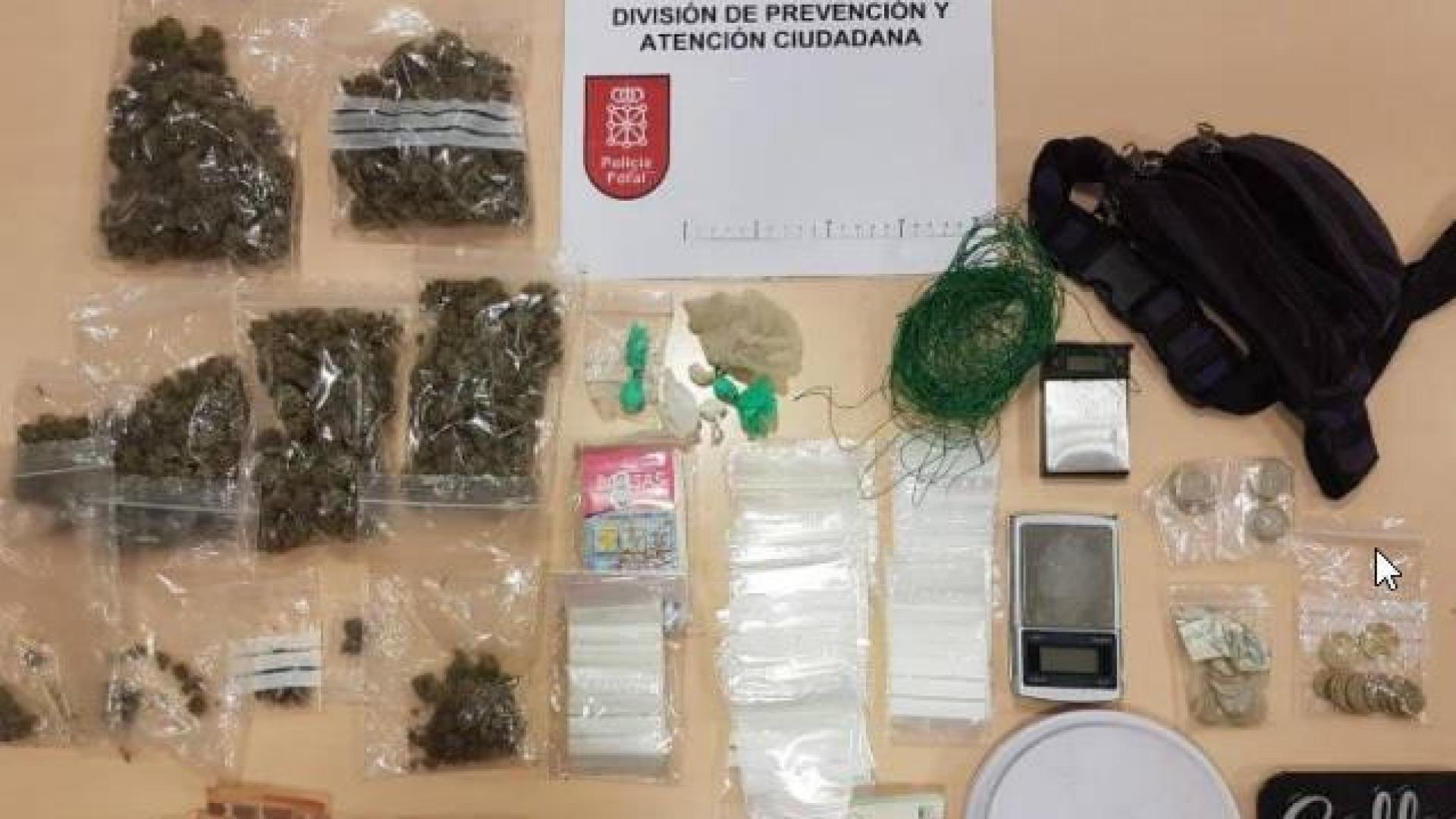 Drogas y dinero intervenido al detenido en la Txantrea.
