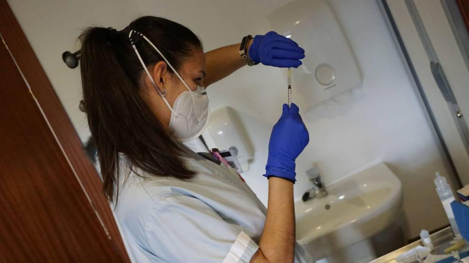 Personal de Atención Primaria y dentistas, próximos sanitarios en vacunarse