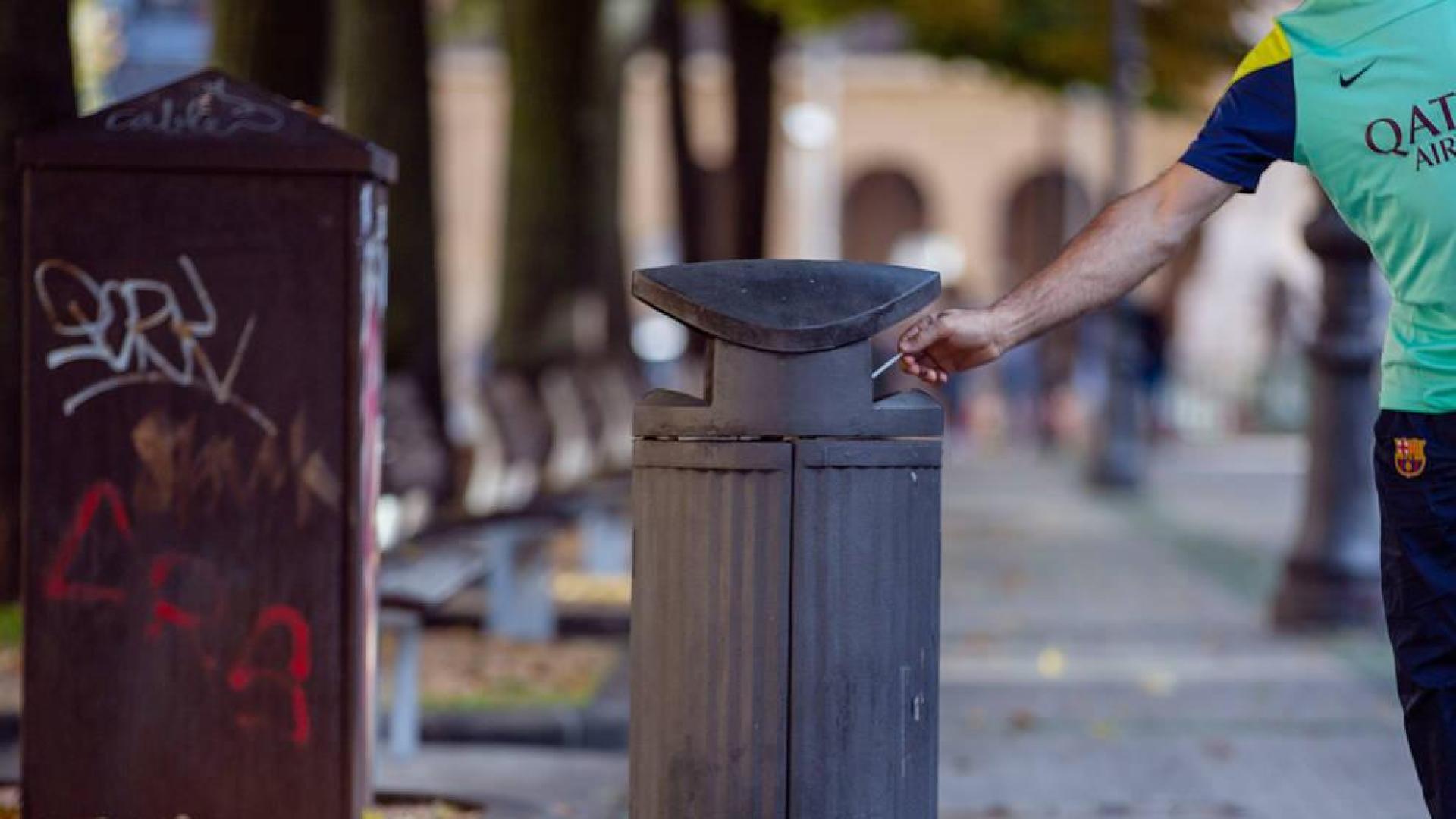 Una papelera, en el Paseo de Sarasate.