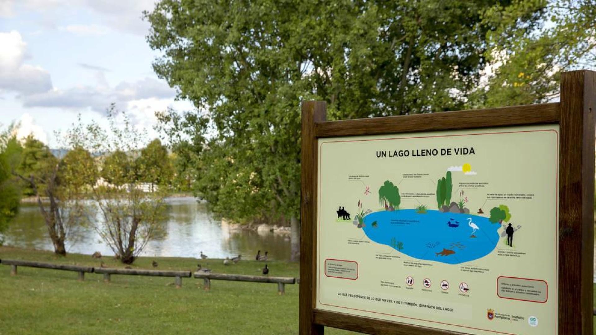 Mendillorri estrena señales sobre los valores ambientales y culturales del lago