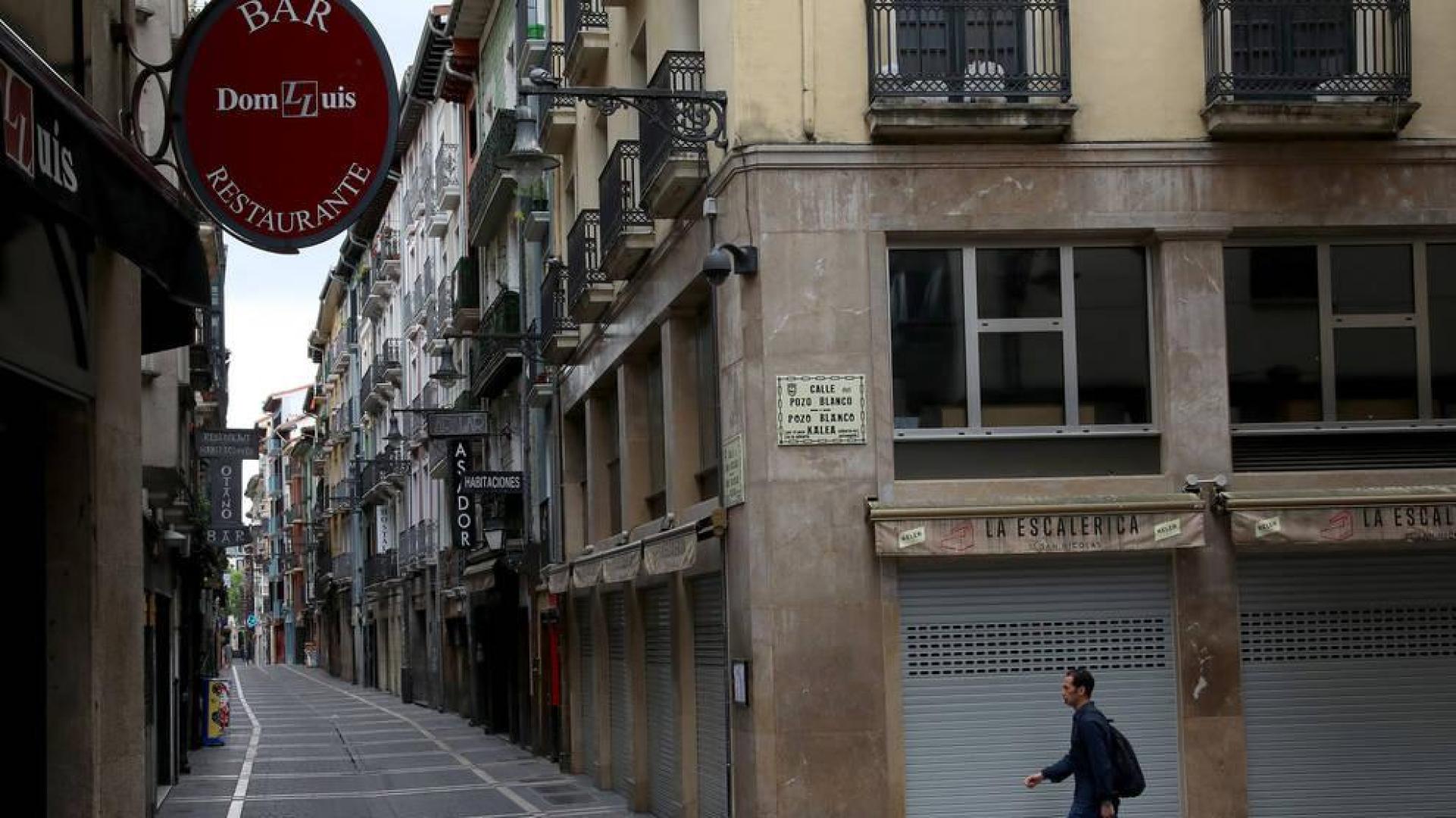 Una calle de Pamplona con bares y comercios cerrados.