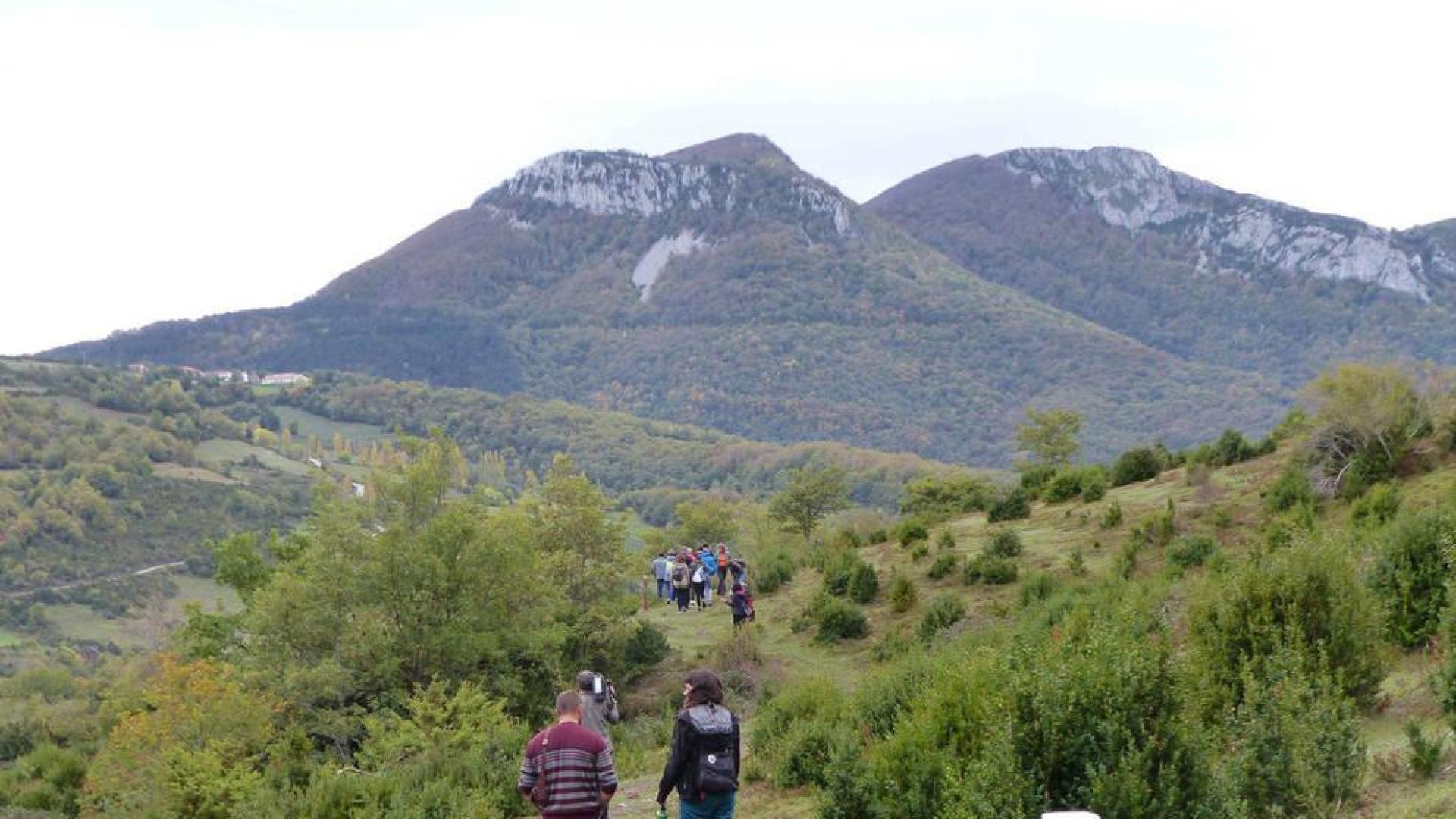 Caminantes por la calzada romana del Pirineo a su paso por Saragüeta, valle de Arce.
