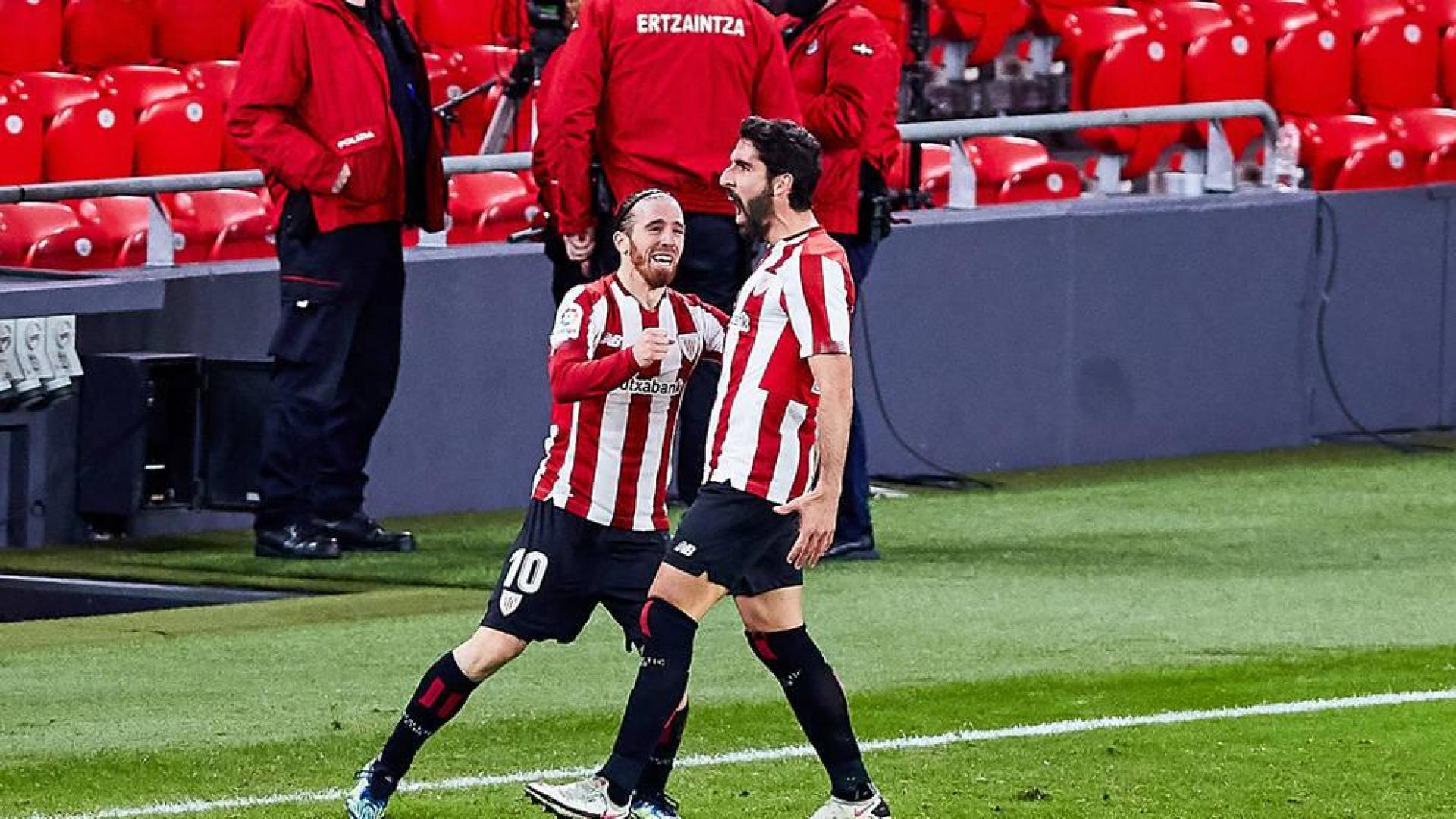 Rául García celebra junto a Iker Muniain uno de sus dos goles ante el Getafe