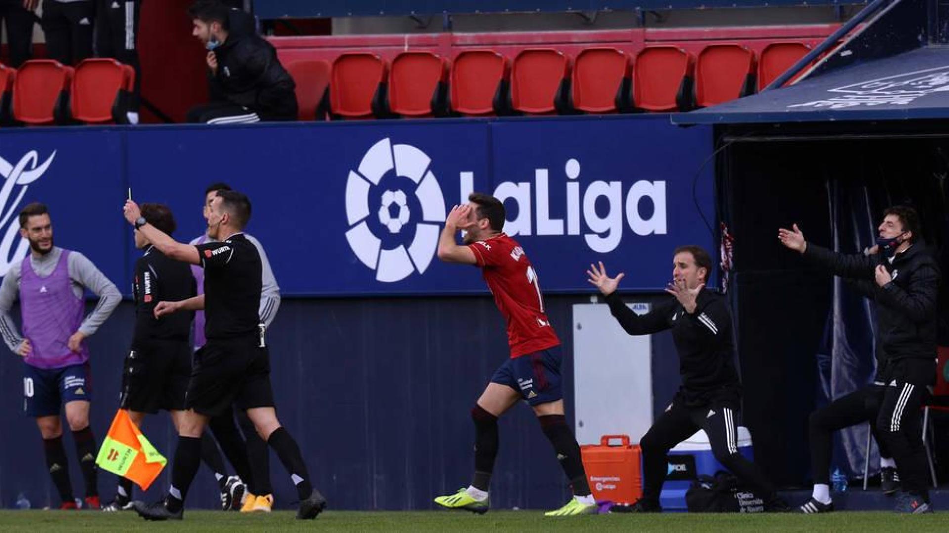 Jagoba Arrasate, Alkiza y Kike Barja protestan a Estrada Fernández en el Osasuna-Granada de este pasado domingo.