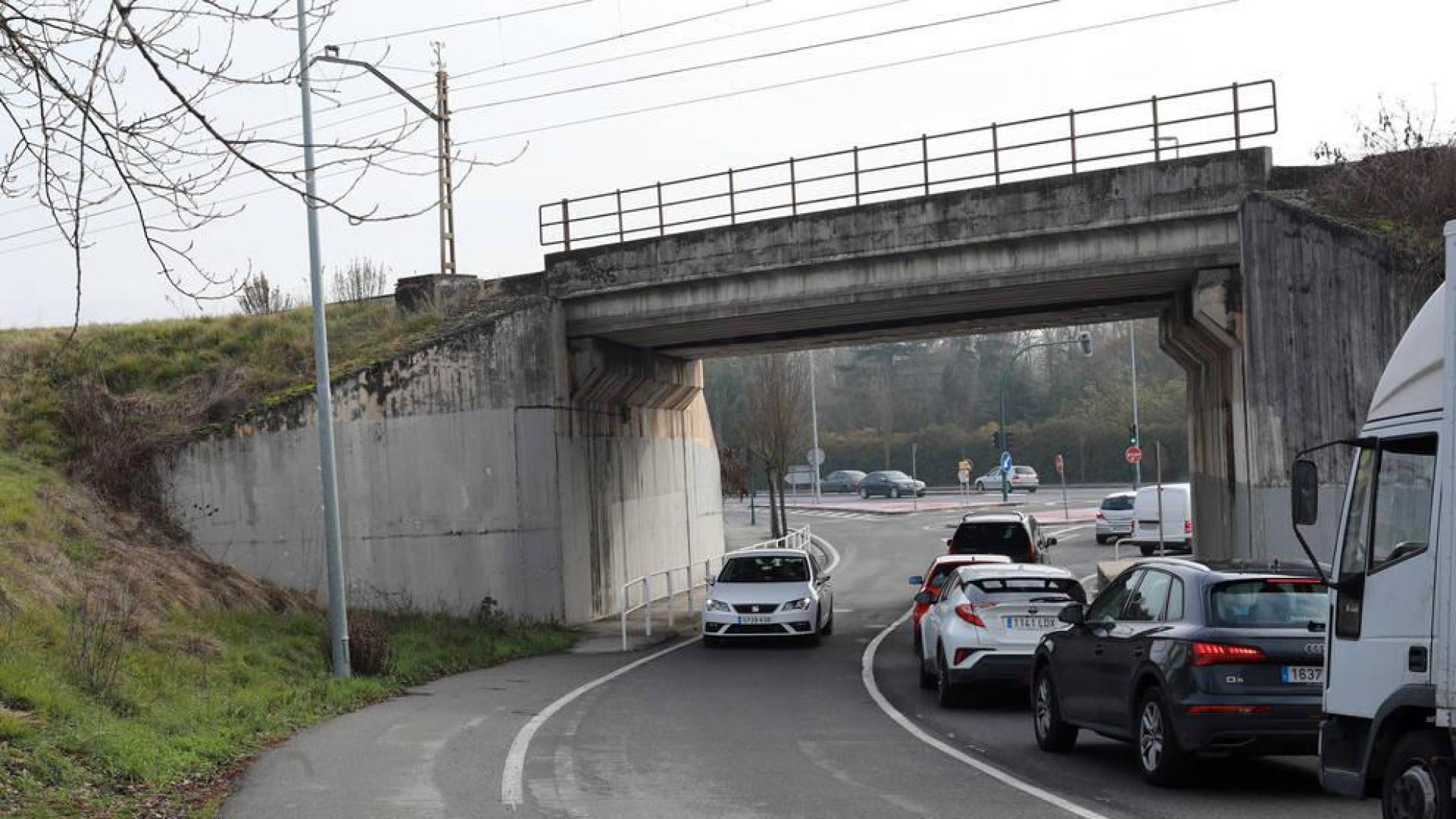 La acera que viene desde San Jorge se interrumpe bajo el puente del tren, donde nace el arcén.