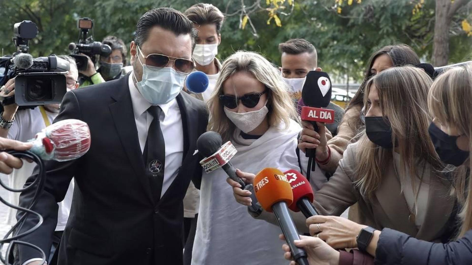 El juez mantiene en libertad a la mujer de Mainat y le impone una orden de alejamiento