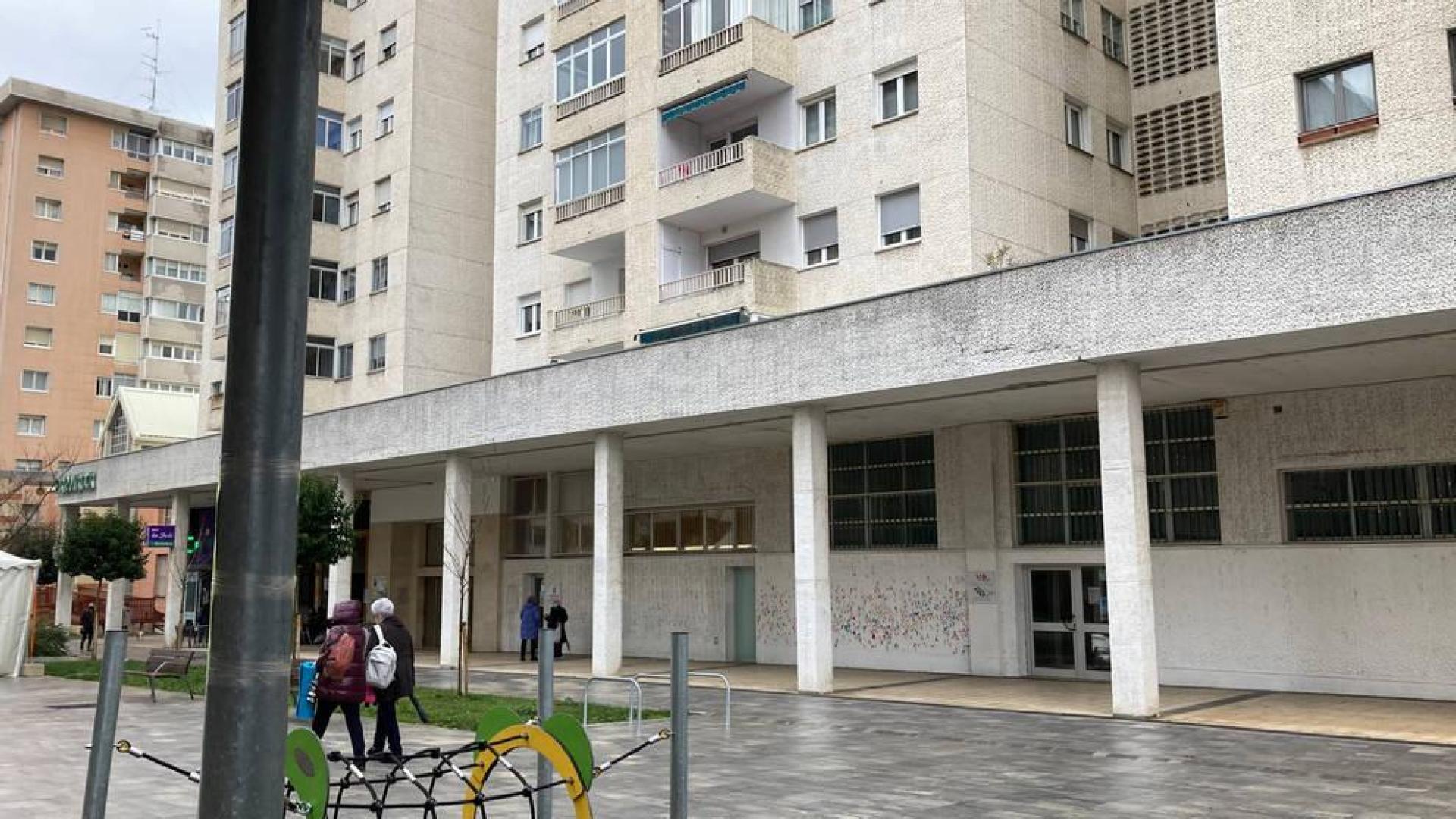 Los dos espacios que se quieren adaptar para el centro de día en Barañáin, en la avenida Comercial.