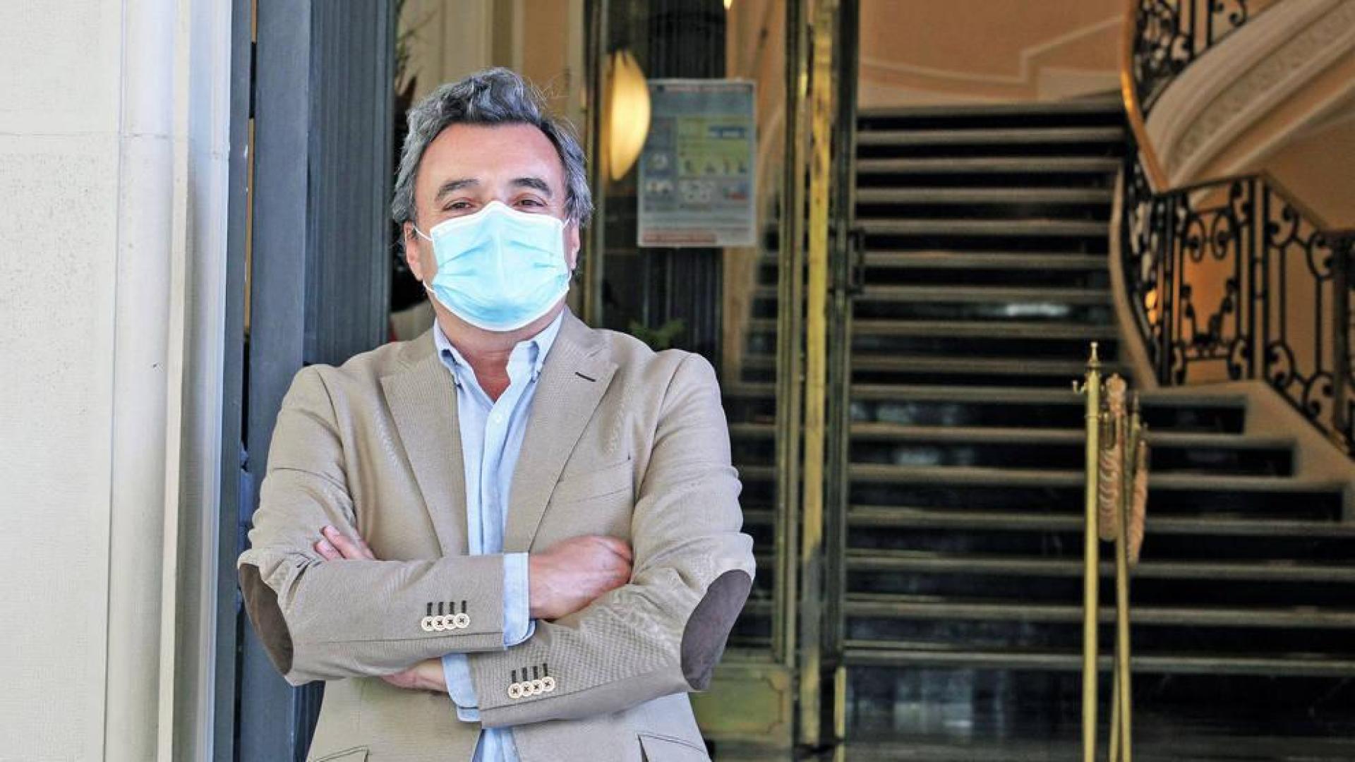 Rafael Teijeira Álvarez, presidente del Colegio de Médicos de Navarra, ante la puerta de la entidad en Pamplona.