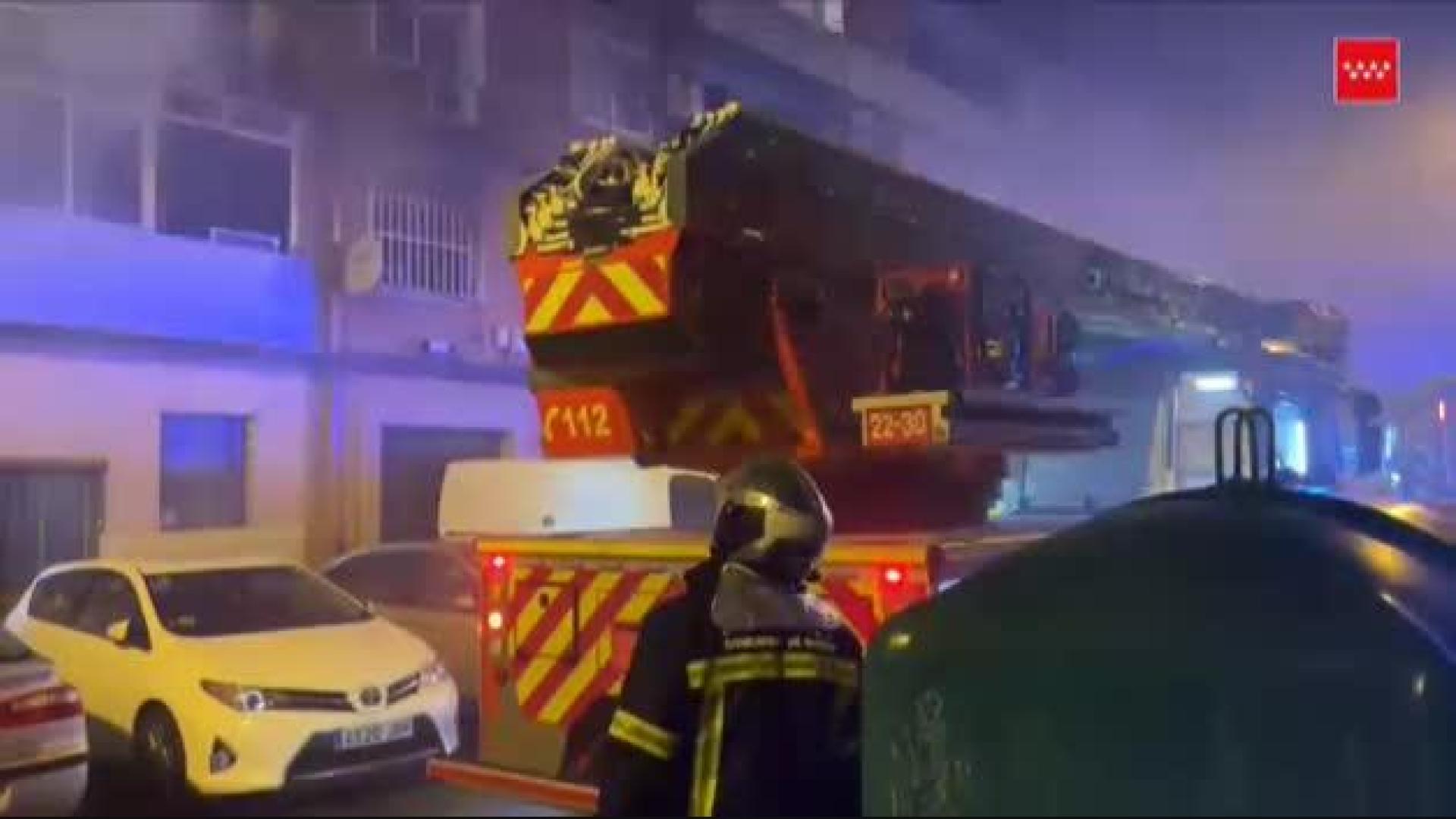 Aparatoso incendio en un edificio de Alcalá de henares (Madrid)