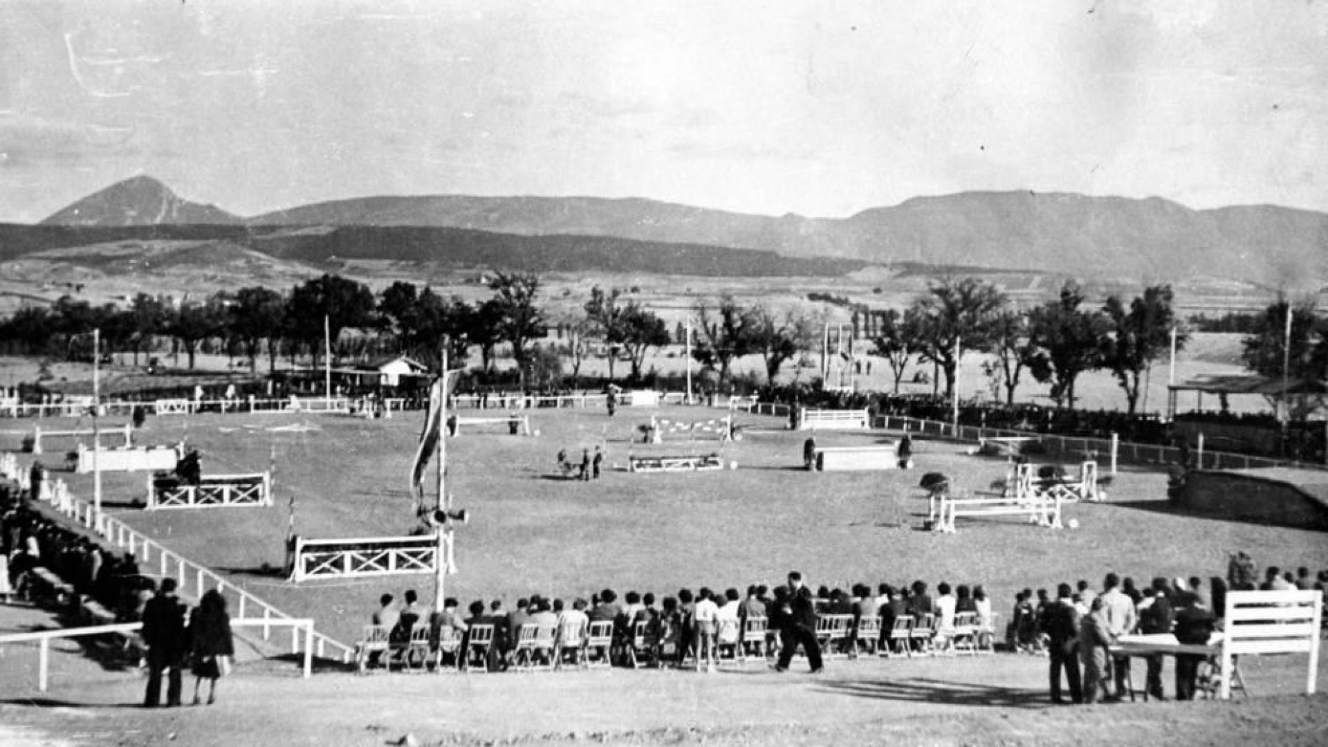 La pista para saltos de obstáculos y doma se adecentó en los terrenos del Club de Tenis en 1947. En la foto, las pruebas del año 1954.