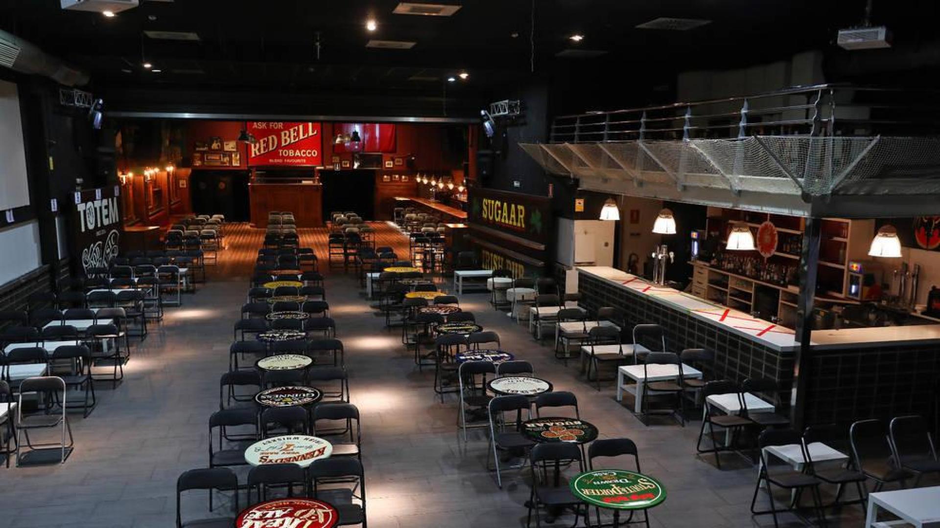 Sala Totem de Villava, donde han tenido lugar grandes conciertos y ahora presenta esta disposicion con mesas y sillas y un aforo para cien personas.