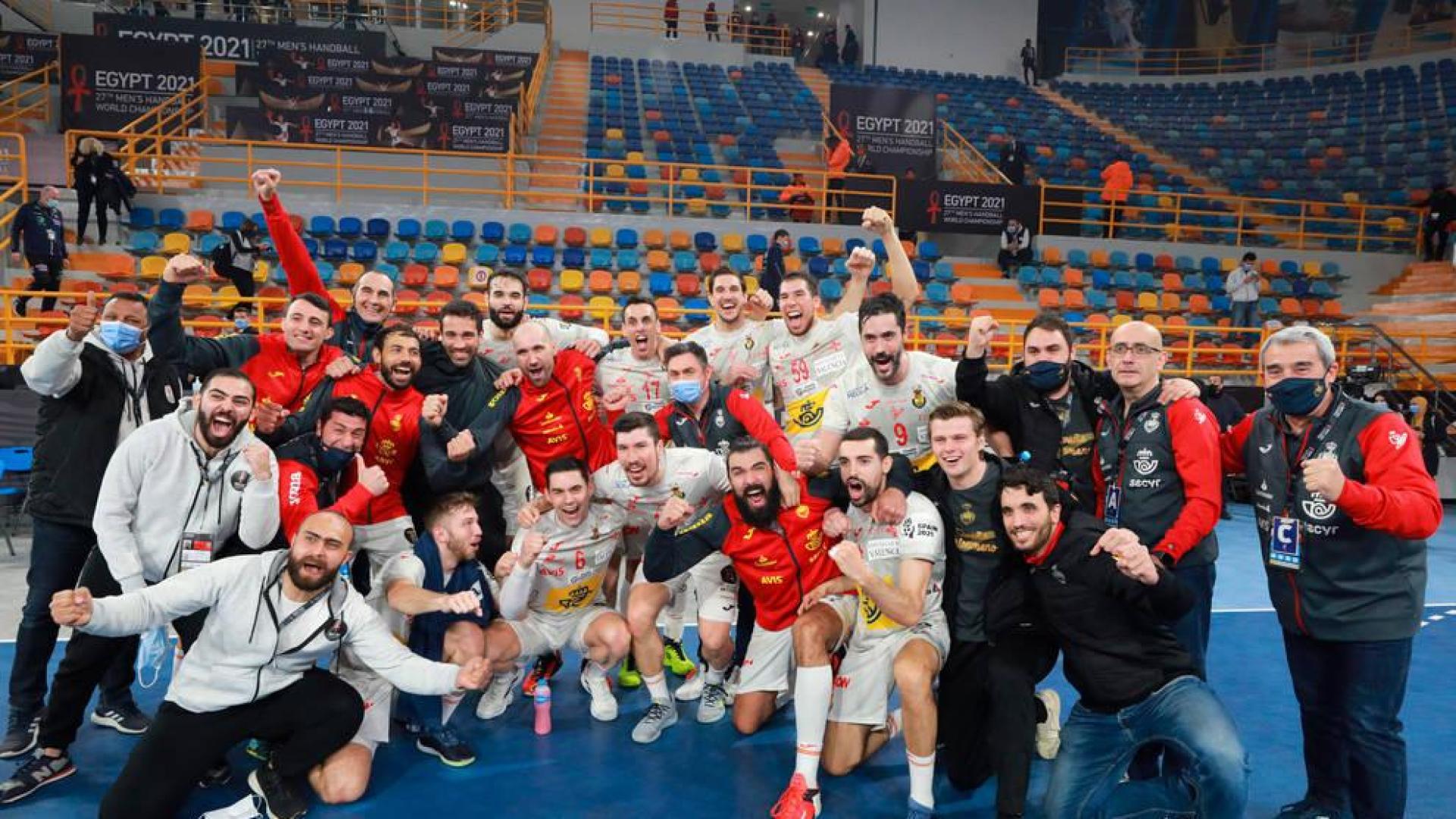 Los Hispanos celebran el pase a semifinales, con los navarros Iosu Goñi y Sergey Hernández (primero y segundo desde la derecha en la fila de abajo).