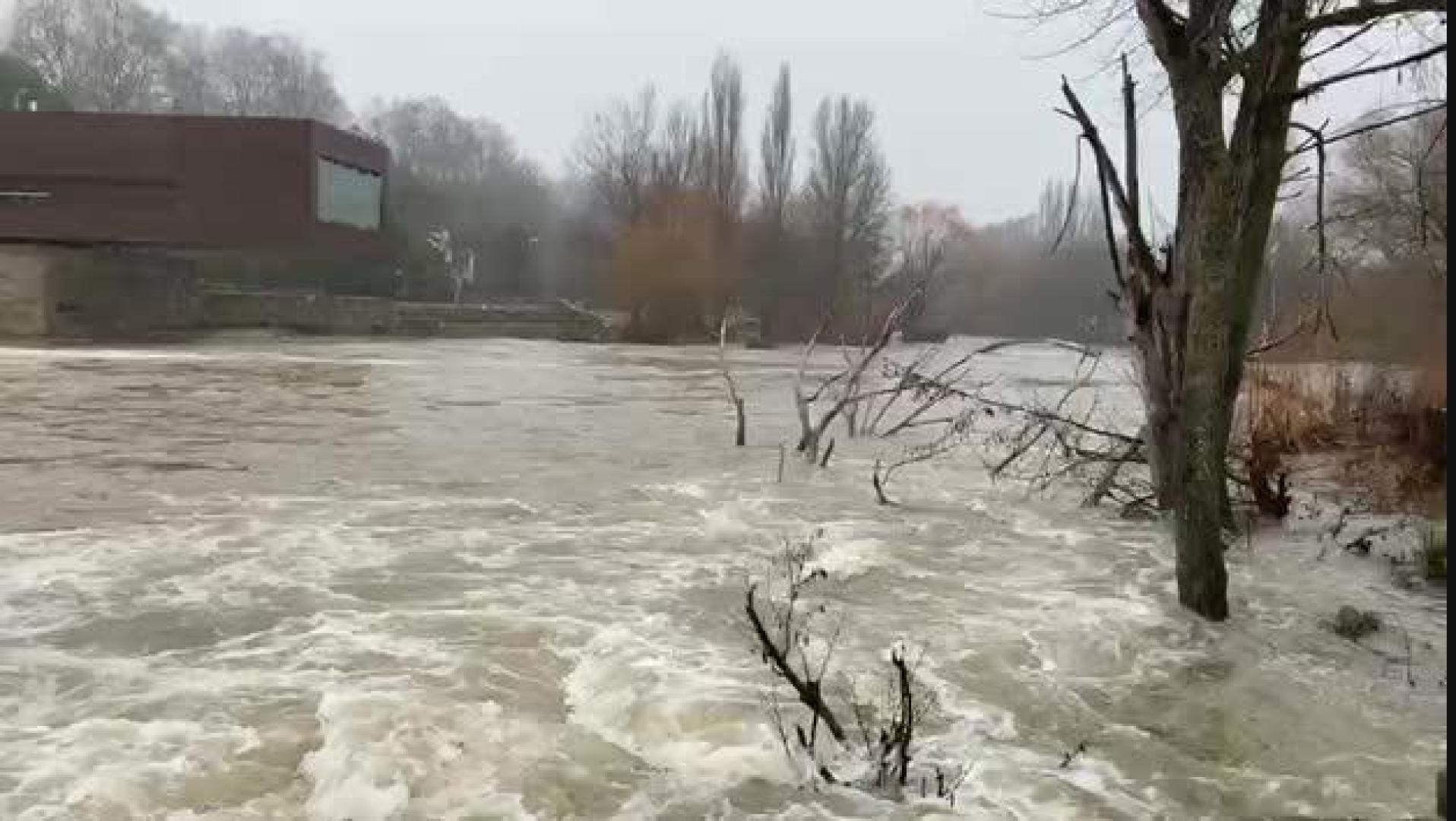 Vídeo de la crecida del río Arga a su paso por el Club Natación
