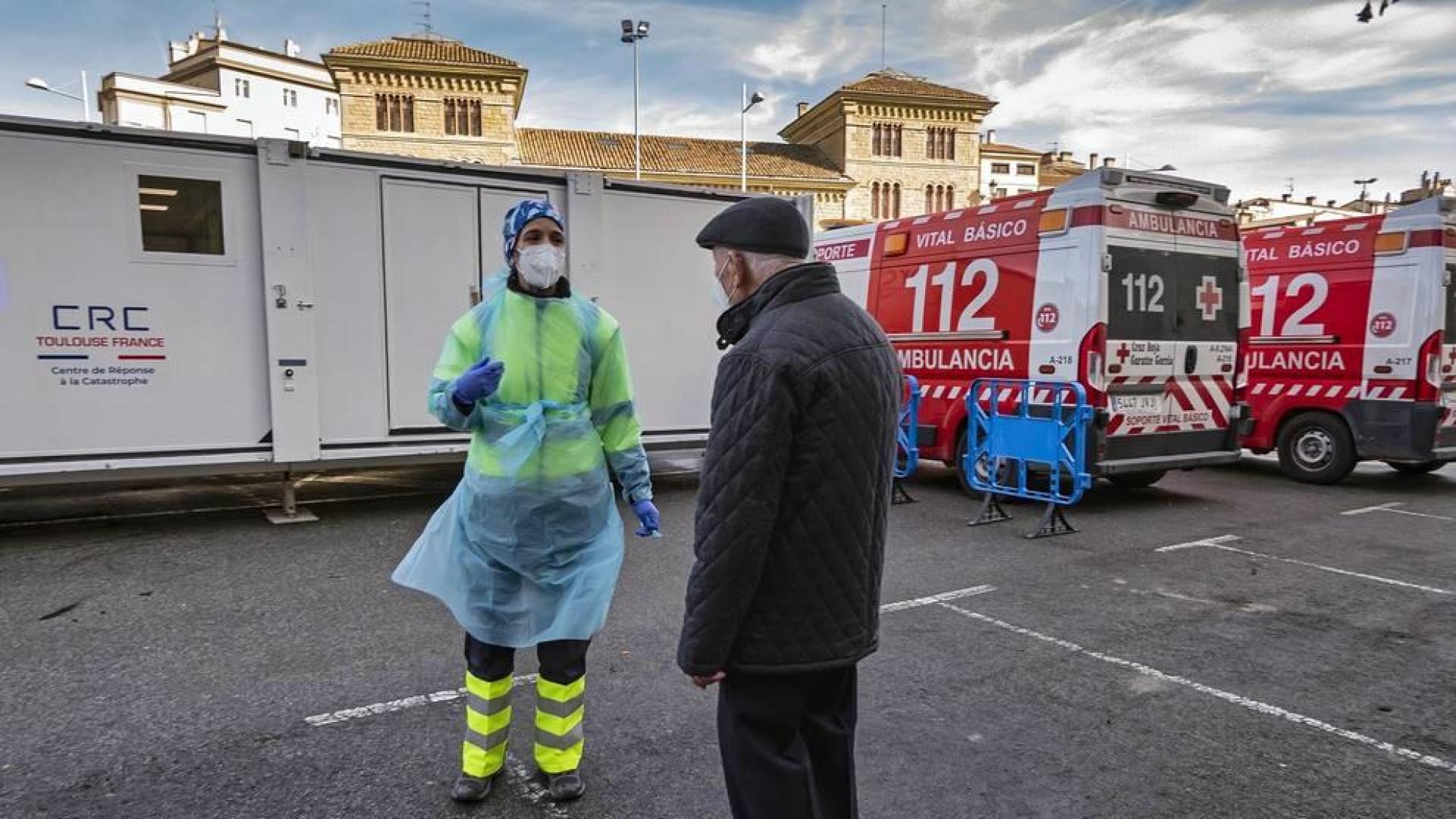 Fotos de la vacunación de grandes dependientes y residentes en la unidad móvil de vacunación en Estella.