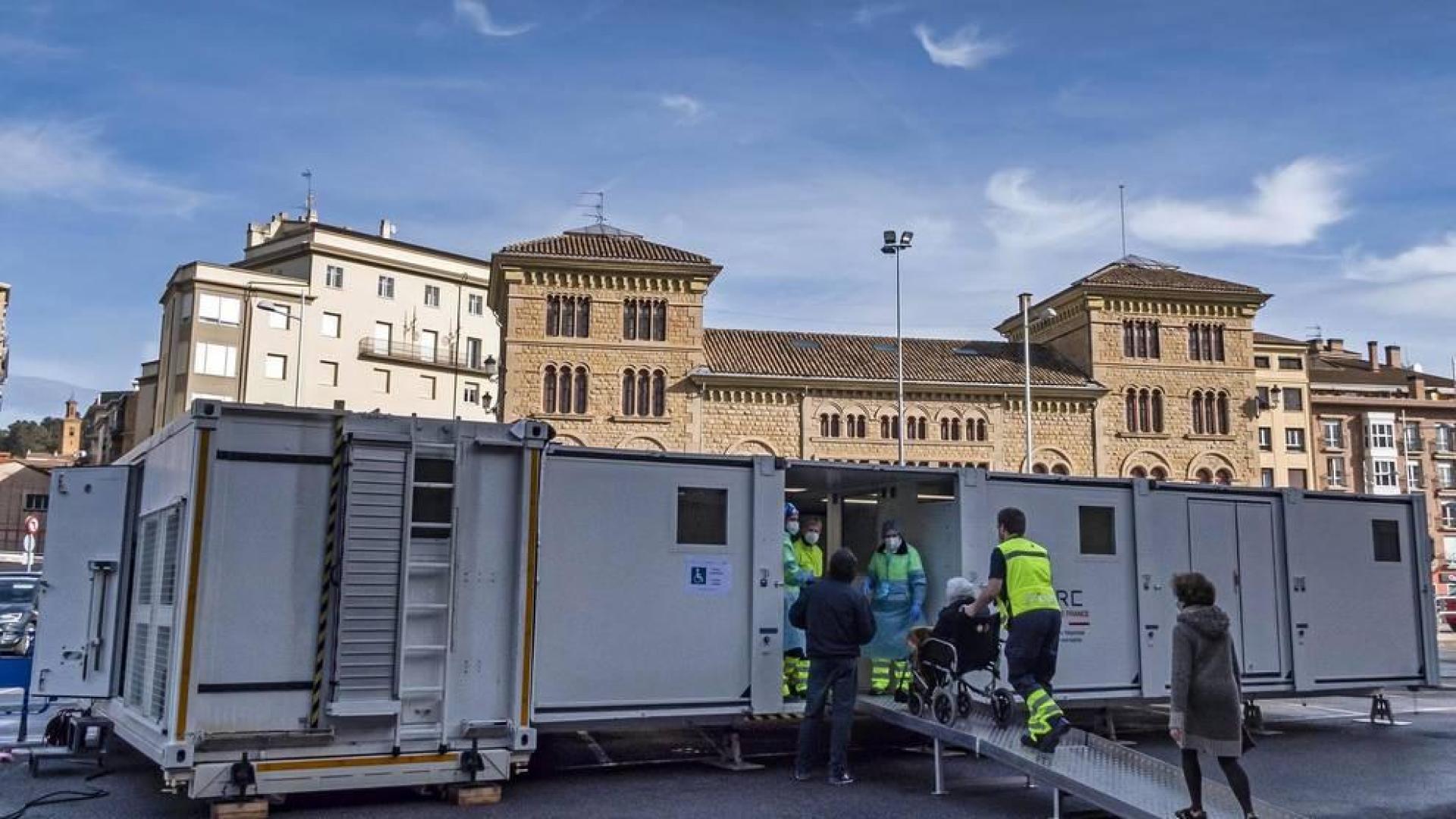 Fotos de la vacunación de grandes dependientes y residentes en la unidad móvil de vacunación en Estella.