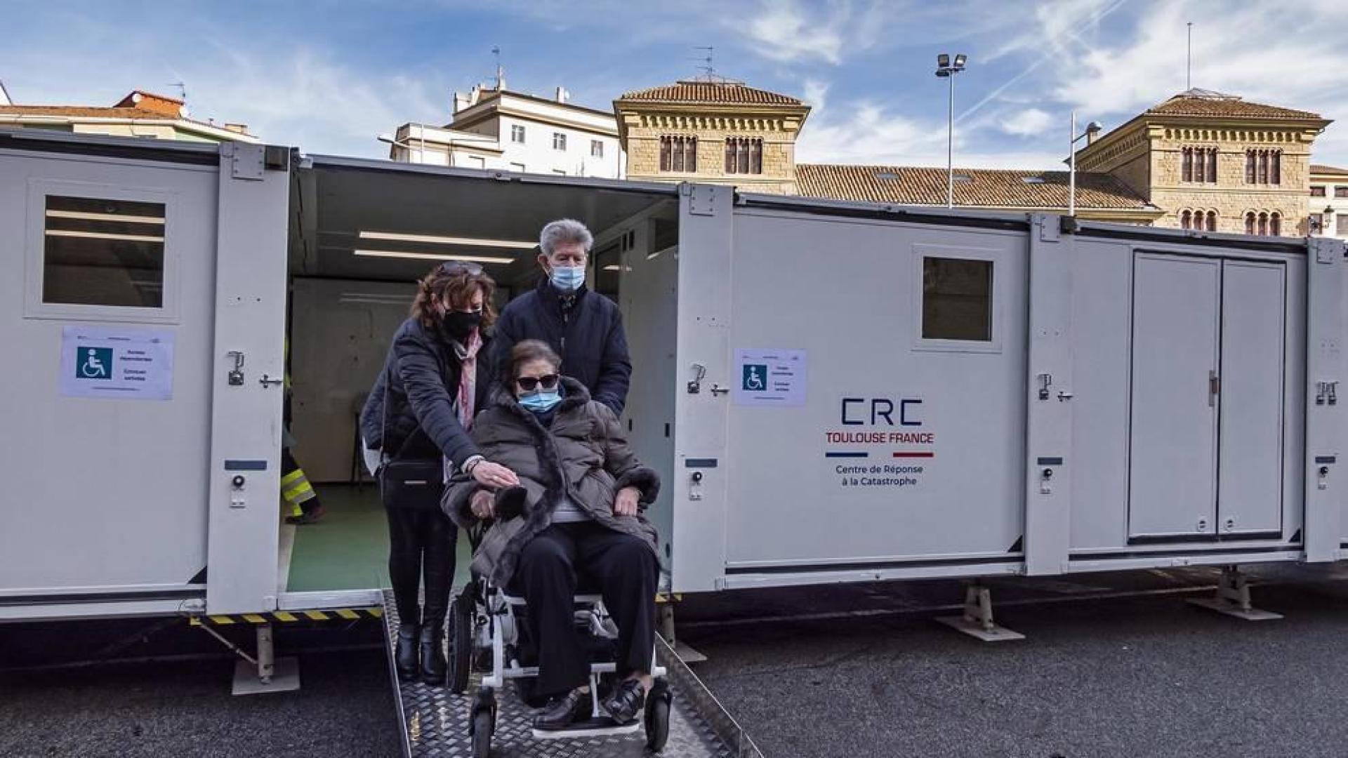 Fotos de la vacunación de grandes dependientes y residentes en la unidad móvil de vacunación en Estella.
