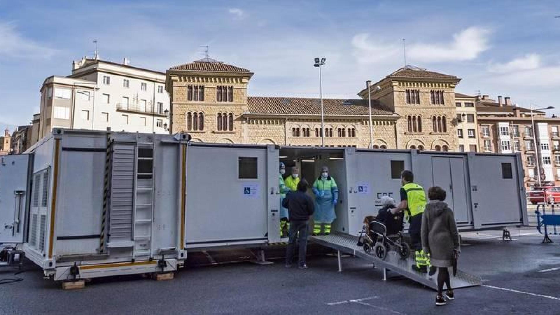 Fotos de la vacunación de grandes dependientes y residentes en la unidad móvil de vacunación en Estella.