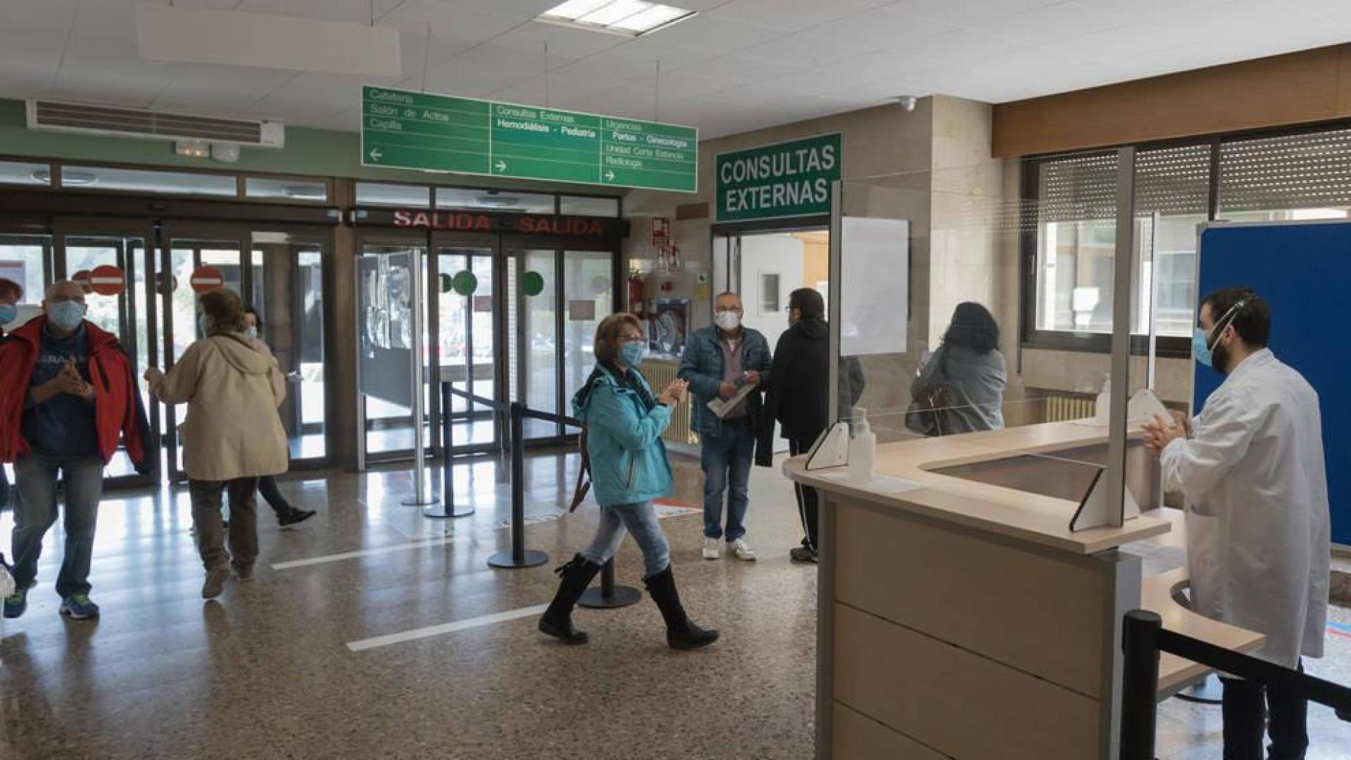 Imagen del vestíbulo del Hospital Reina Sofía de Tudela con el punto de información instalado en la entrada al centro a la derecha de la fotografía.