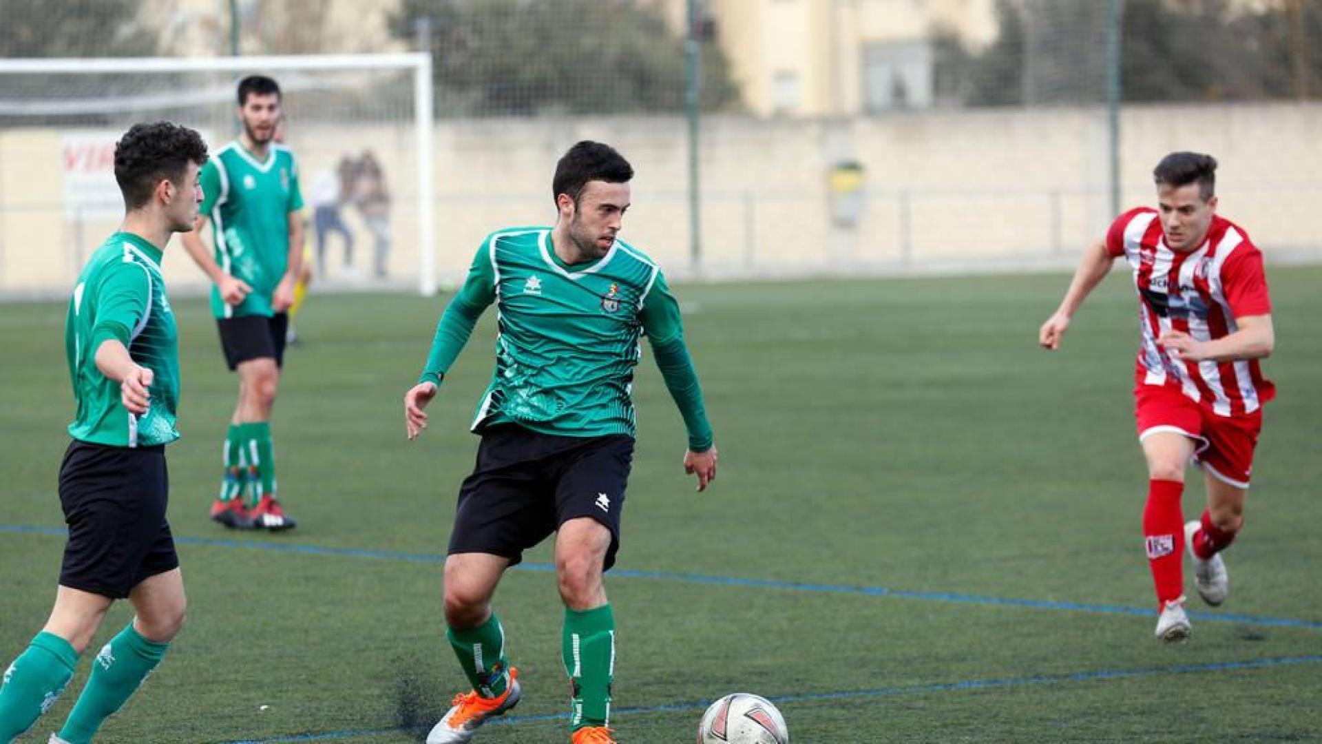 Un jugador del Beriáin protege el balón ante el Rotxapea en un partido de Preferente el año pasado.