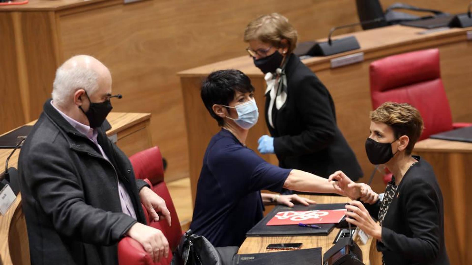 Aierdi, Saiz y Chivite, durante el pleno del Parlamento de Navarra
