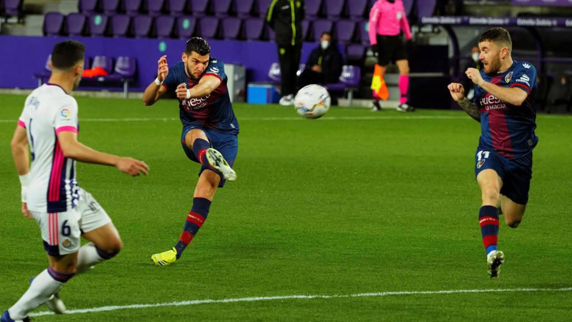 El delantero del Huesca Rafa Mir ha logrado un hat-trick ante el Real Valladolid
