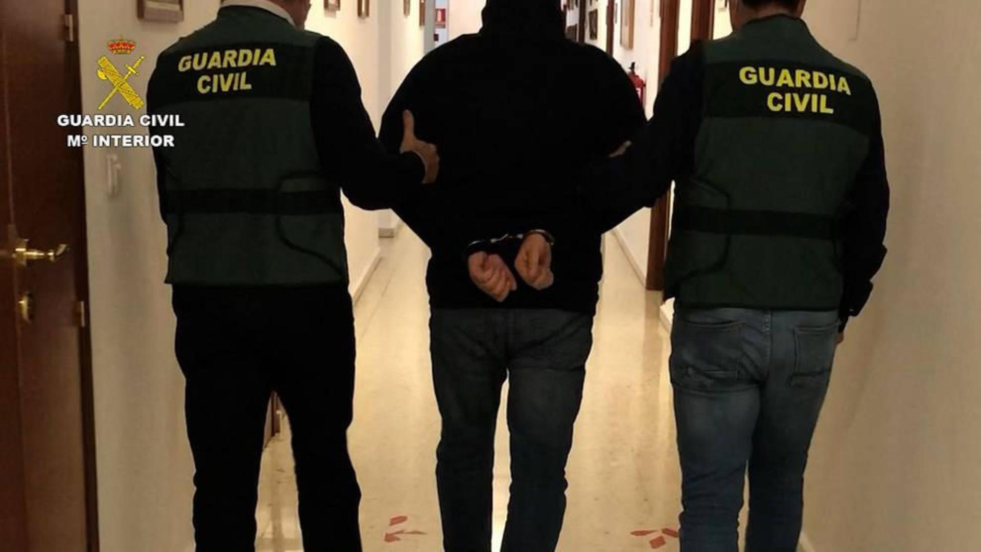 Dos guardias civiles detienen a una persona en una operación anterior.