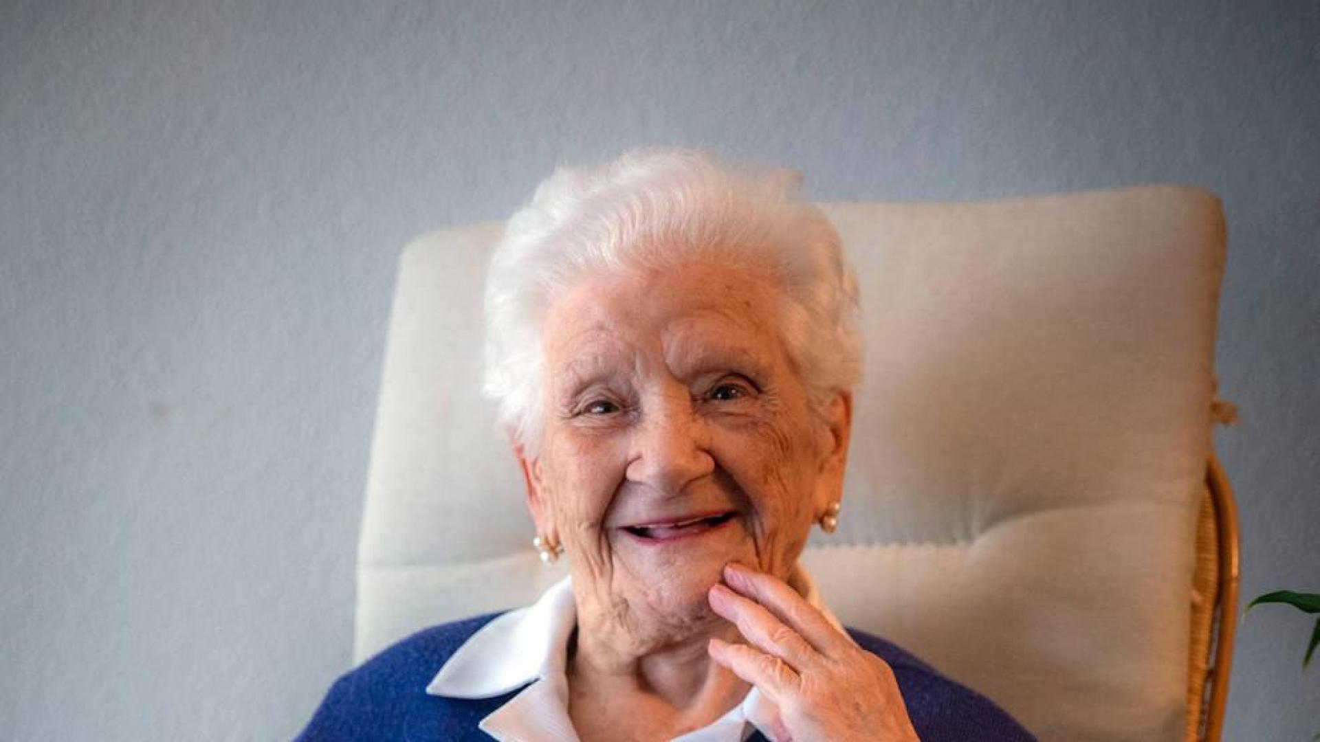 Eugenia García en el salón de su casa en Barañáin, localidad a la que llegó a punto de jubilarse y en la que ha cumplido 100 años.