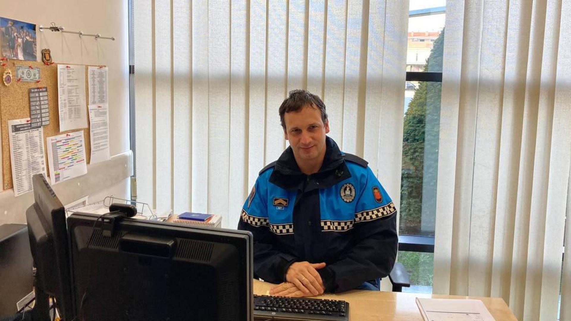 Mikel Del Molino en su nuevo puesto de trabajo como jefe de la policía de Ansoáin.
