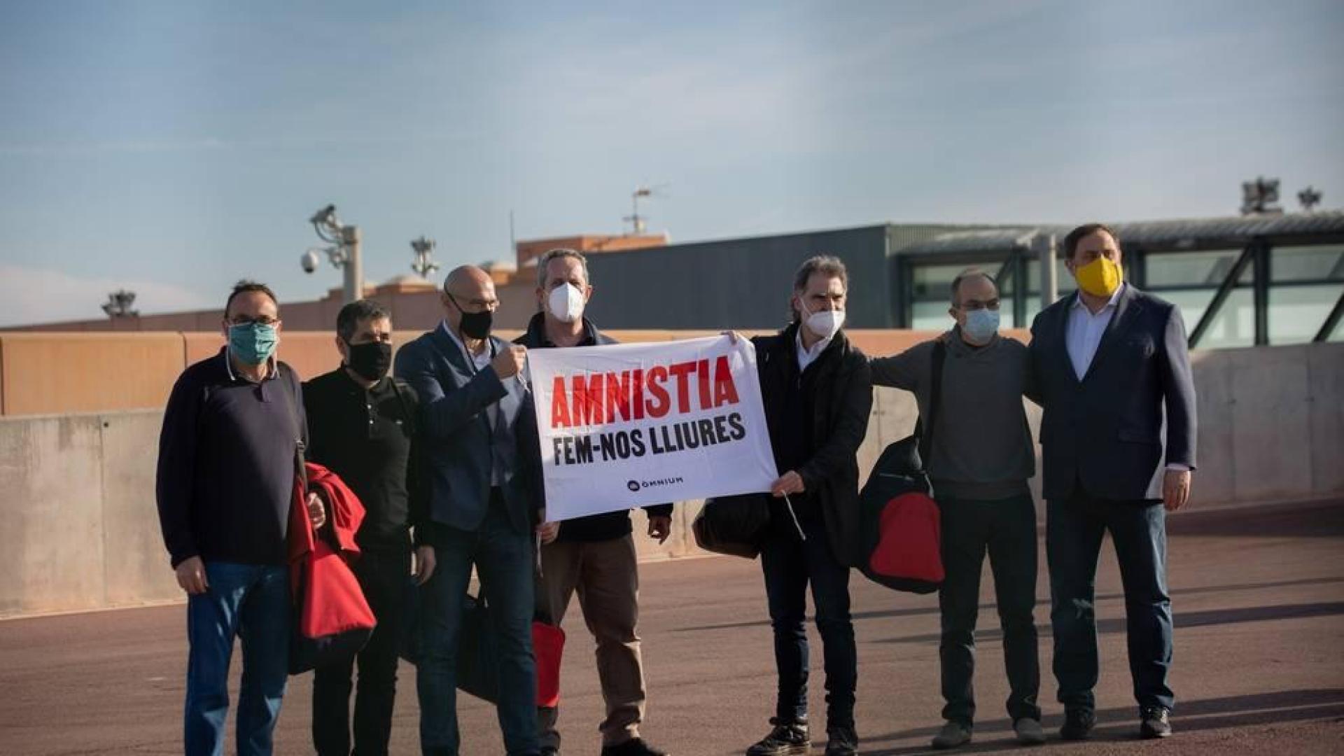 Los presos del 'procés' salen de Lledoners pidiendo la amnistía