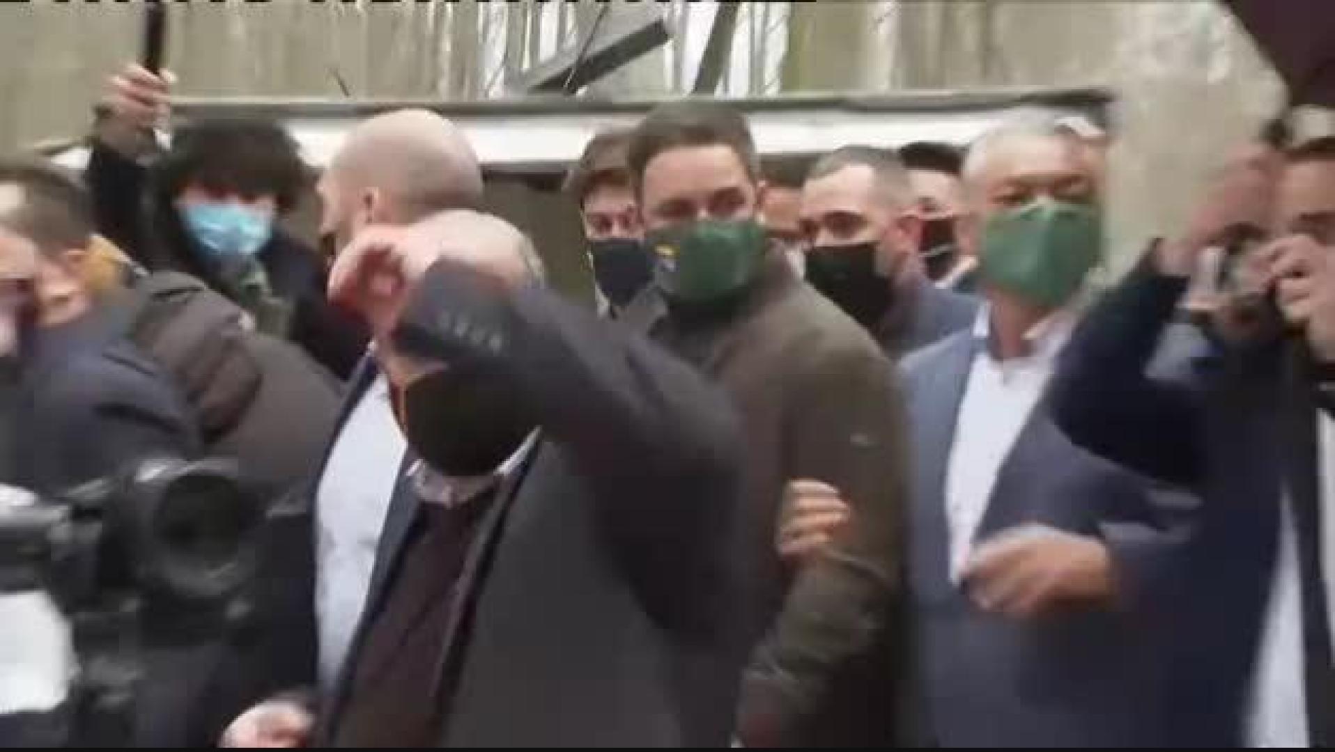 Un grupo antifascista recibe en Girona a Abascal y a Garriga