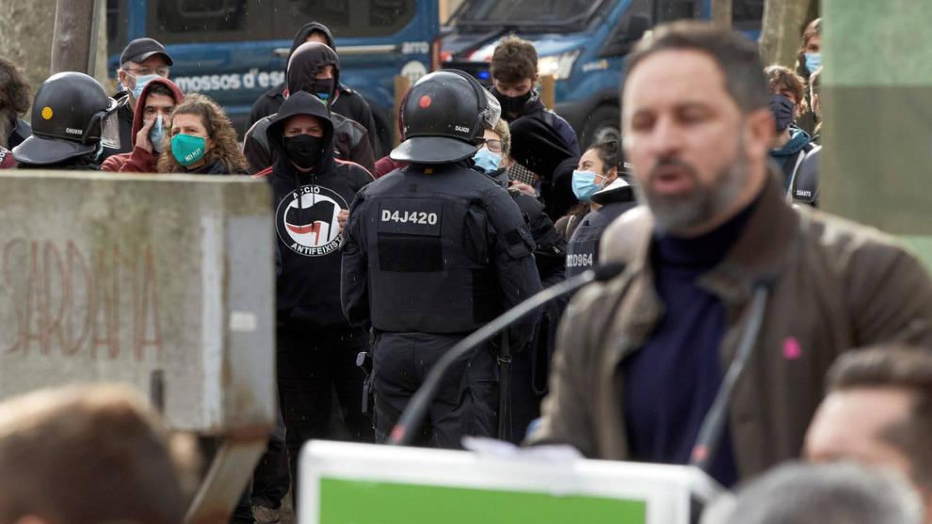 Agentes controlan a un grupo antifascista mientras Abascal interviene en un acto electoral celebrado este sábado en el parque de la Dehesa de Girona.