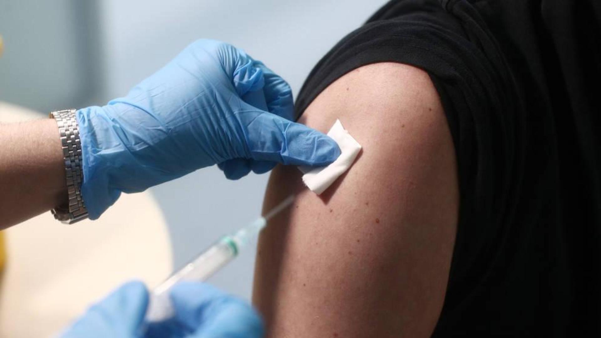 Madrid suspende el plan de vacunación a los sanitarios por falta de vacunas