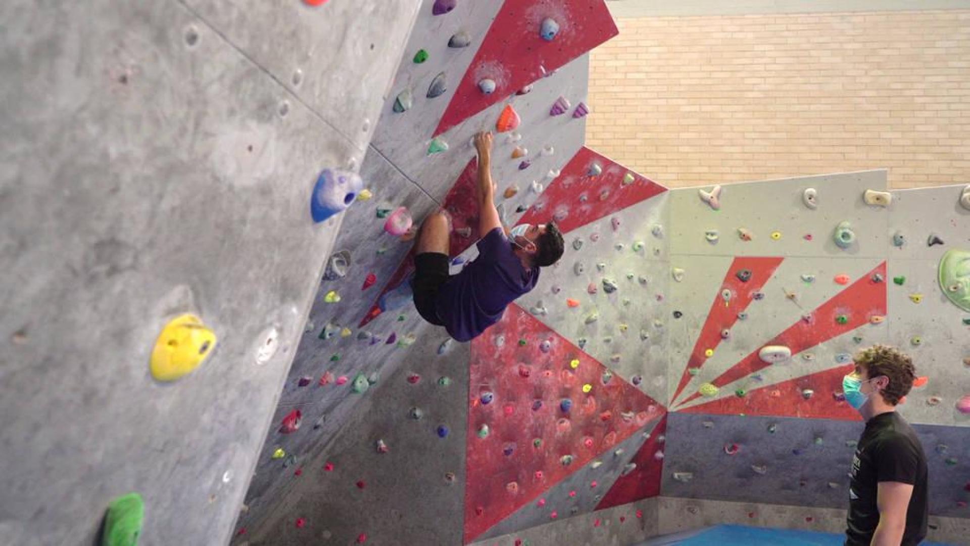 Estudiantes practicando deporte en las instalaciones de la Universidad.