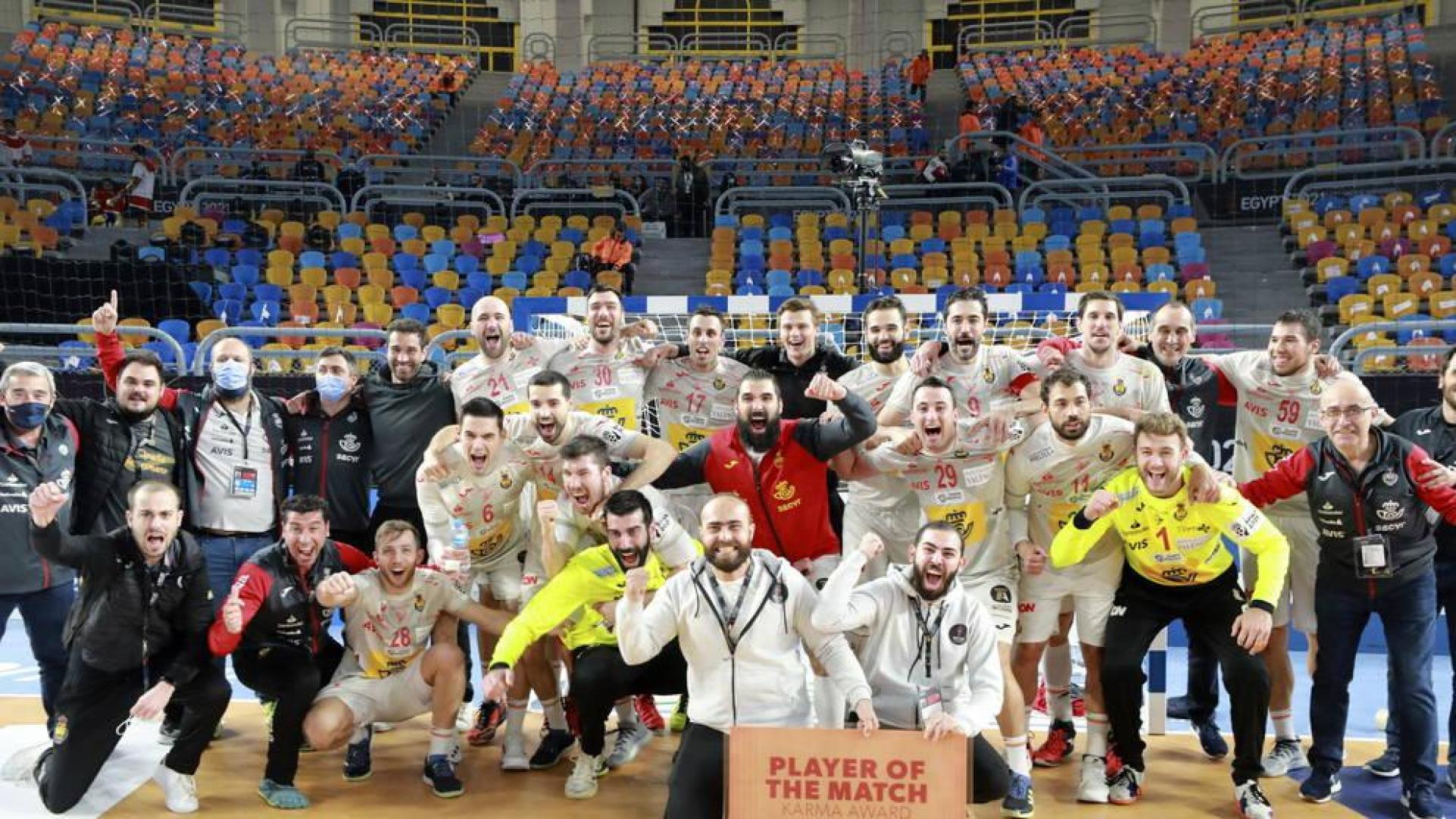 La selección española de balonmano celebra su medalla de bronce en el Mundial de Egipto.