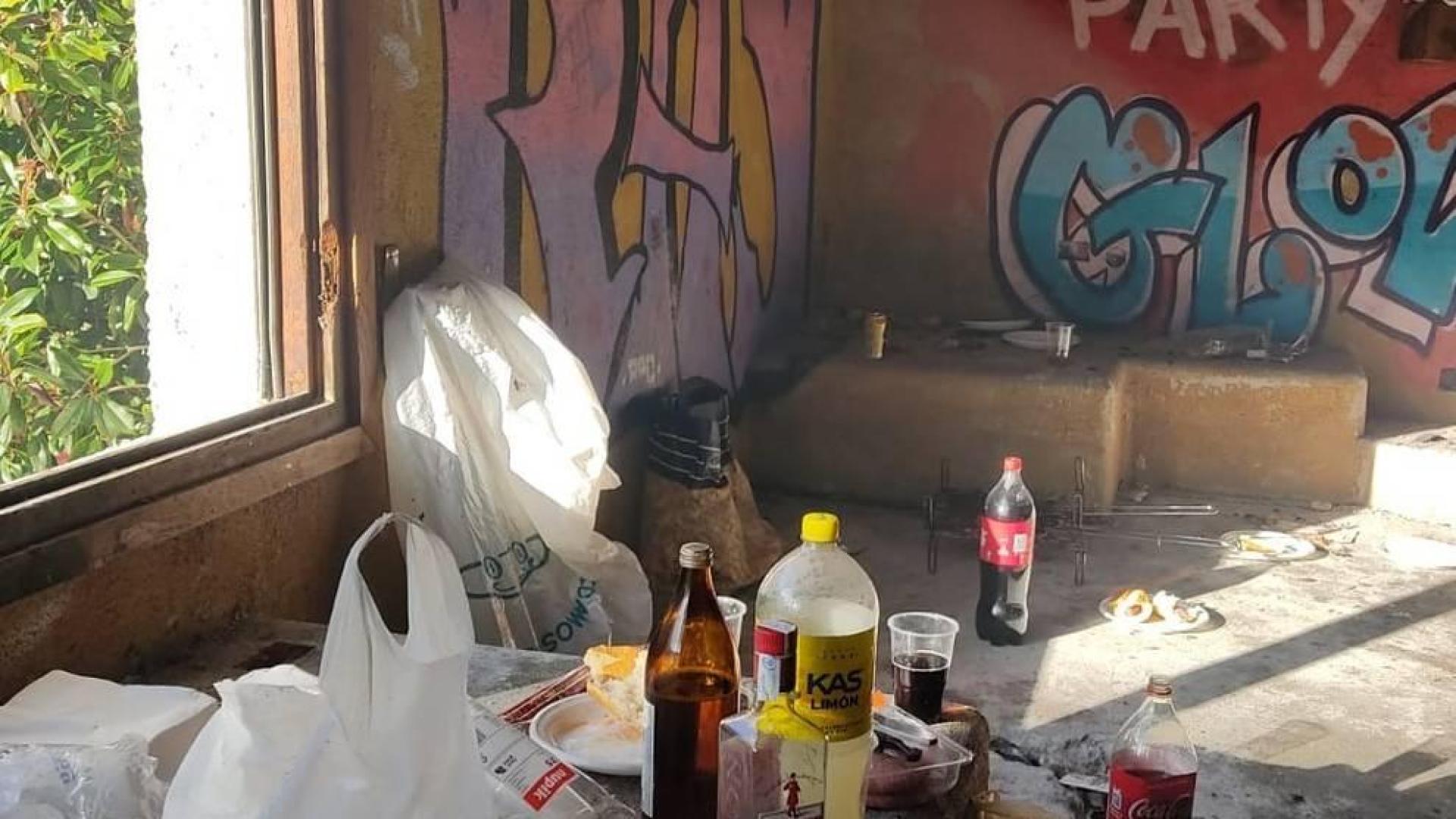 Denunciadas 6 personas por hacer botellón en una casa abandonada en Olaz