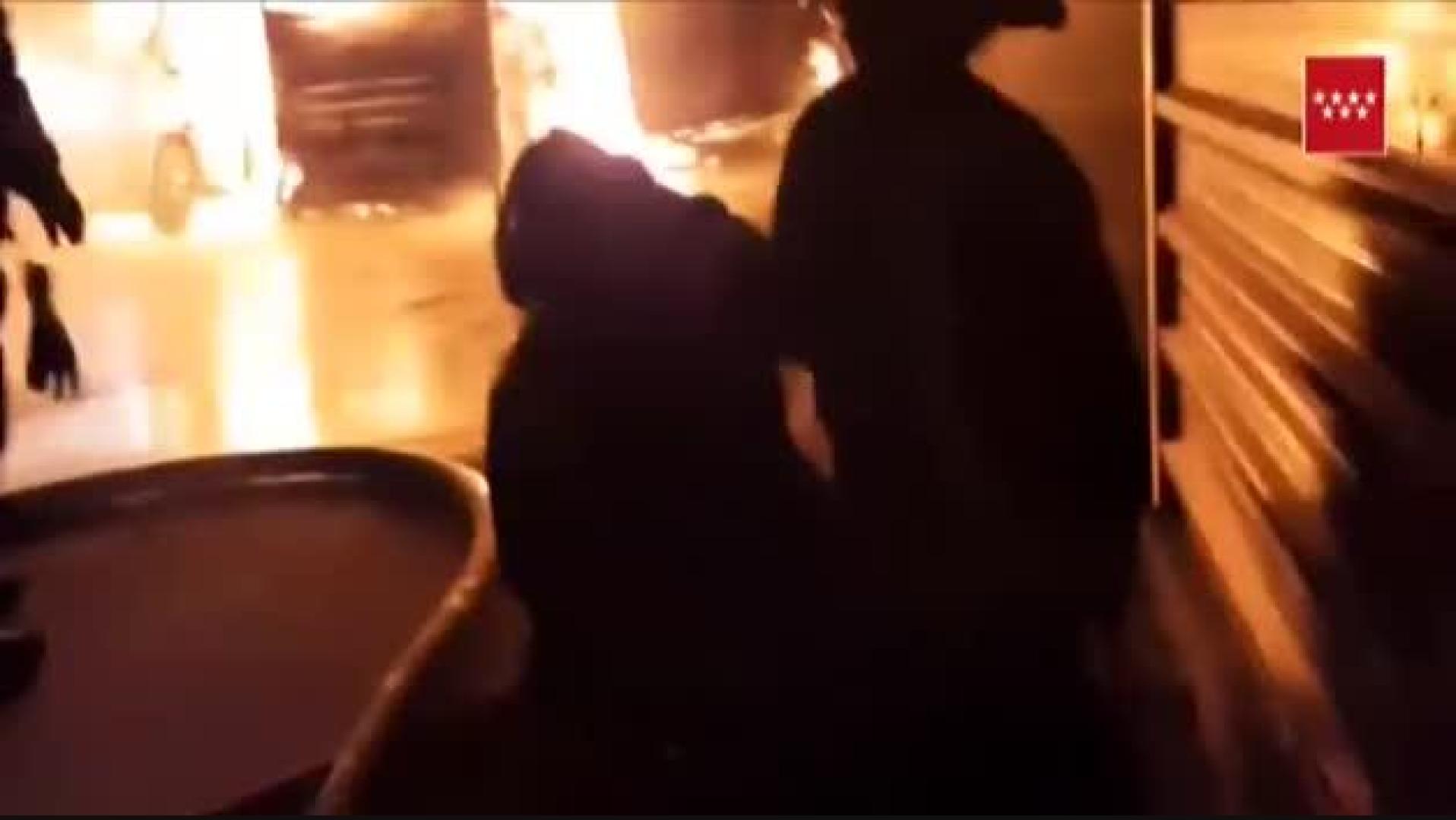 Vídeo: Espectacular incendio en un parking de caravanas en Madrid