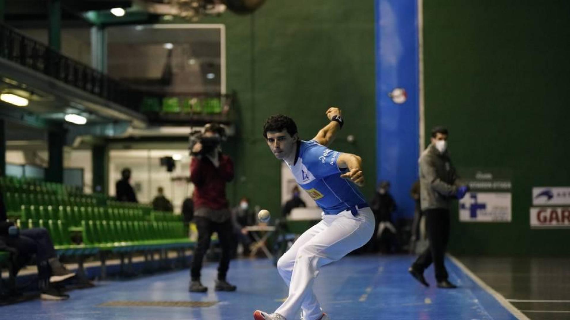 Jokin Altuna golpea una pelota en el ancho del frontón Beotibar de Tolosa este lunes por la noche.